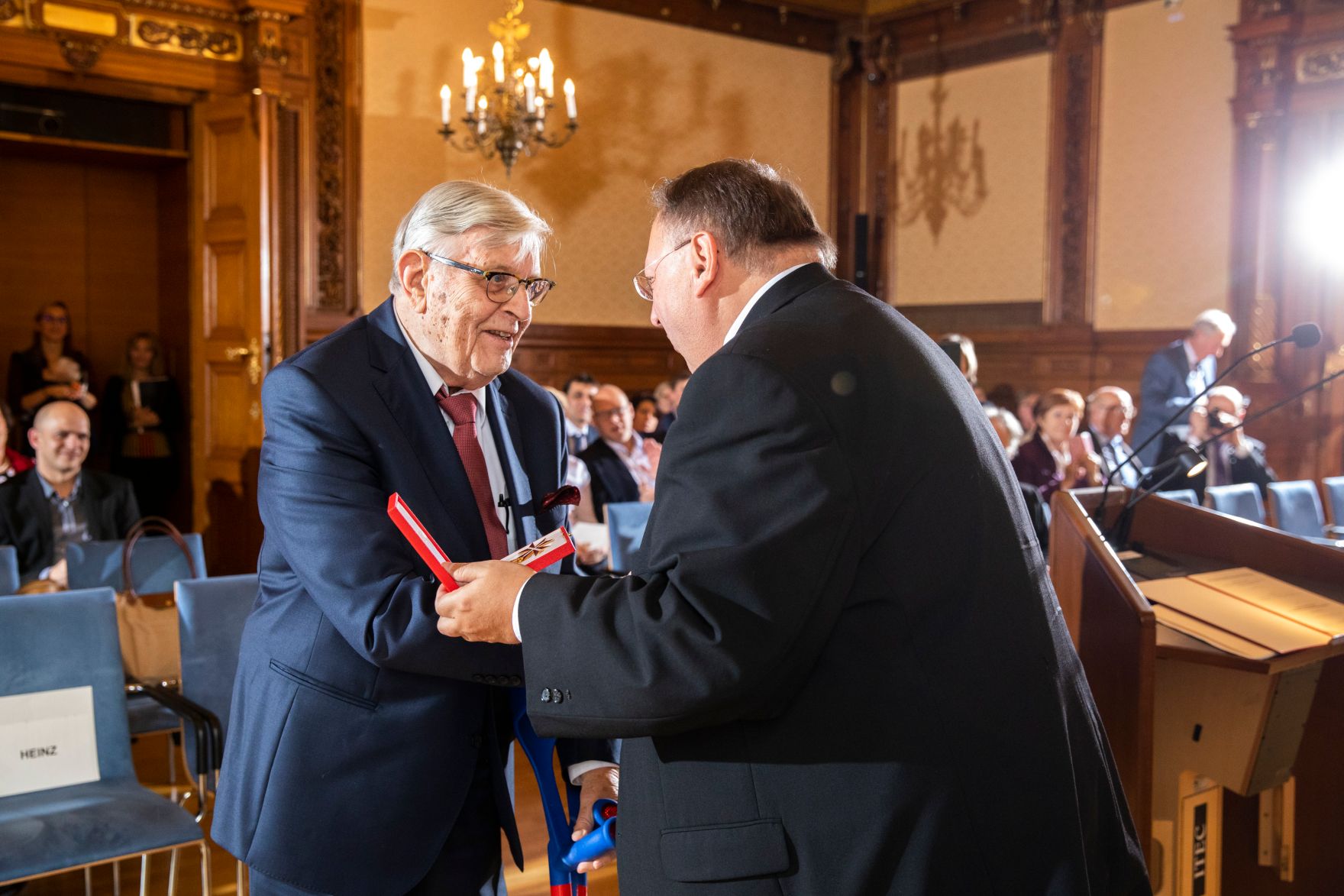 Am 3. Dezember 2018 wurden die Goldenen Ehrenzeichen f&uuml;r Verdienste um die Republik &Ouml;sterreich an Gerhard Heinz (l.) und Helmut Steubl &uuml;berreicht. Im Bild mit Reinhold Hohengartner (r.).