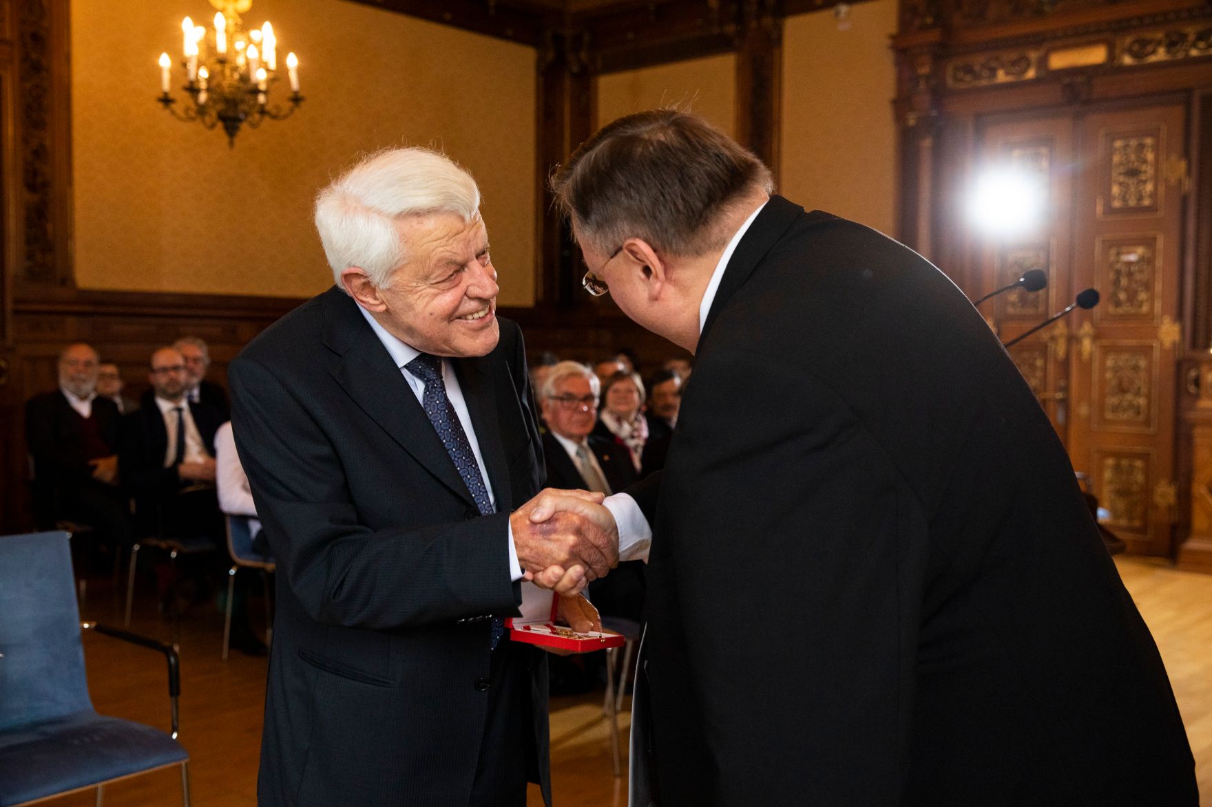 Am 3. Dezember 2018 wurden die Goldenen Ehrenzeichen f&uuml;r Verdienste um die Republik &Ouml;sterreich an Gerhard Heinz und Helmut Steubl (l.) &uuml;berreicht. Im Bild mit Reinhold Hohengartner (r.).