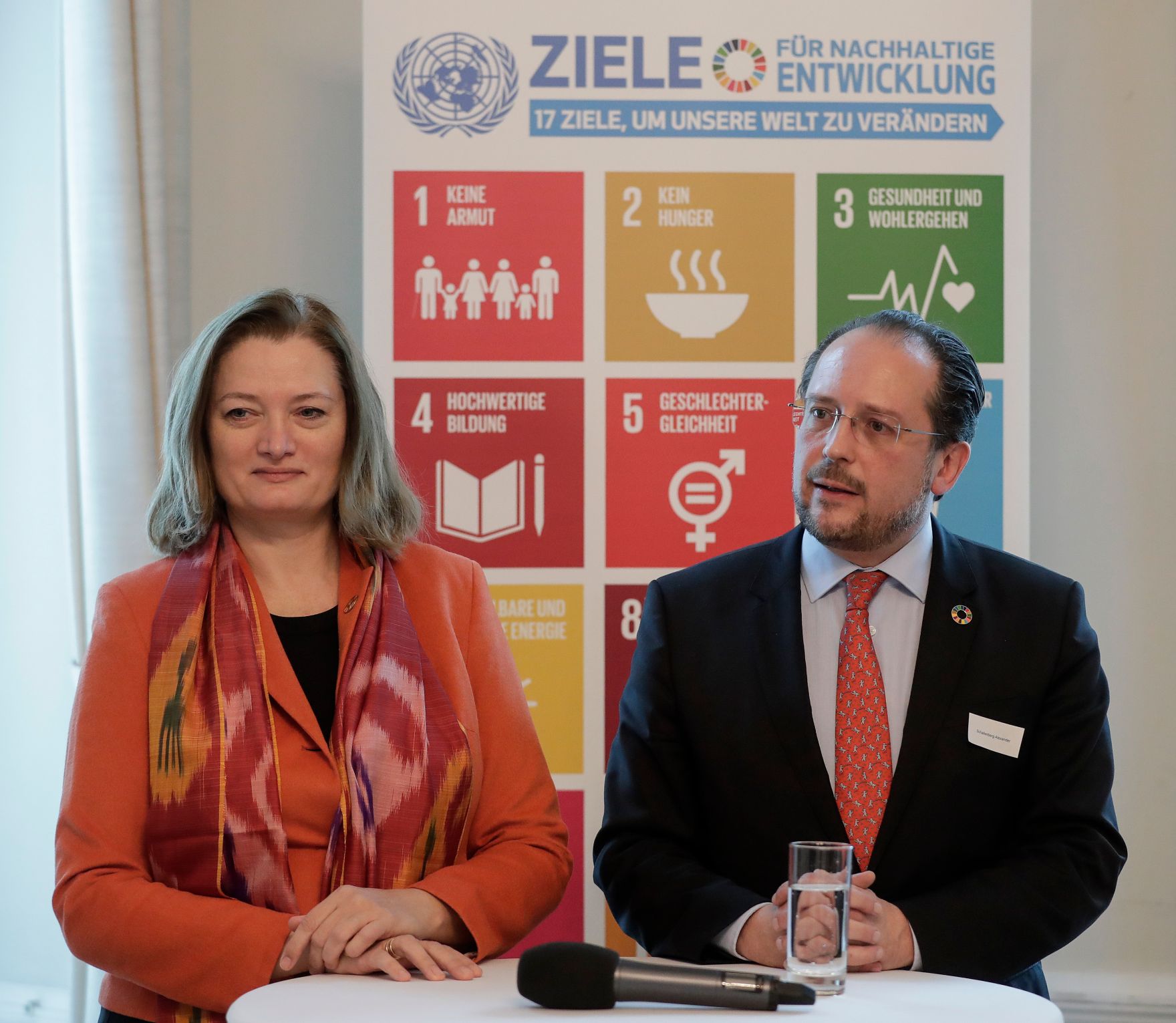 Am 3. Dezember 2018 fand die Veranstaltung &quot;Generation 2030: Together for a Good Life for Everyone&quot; im Bundeskanzleramt statt. Im Bild Sektionsleiterin D&eacute;sir&eacute;e Schweitzer (l.) und Sektionsleiter Alexander Schallenberg (r.).