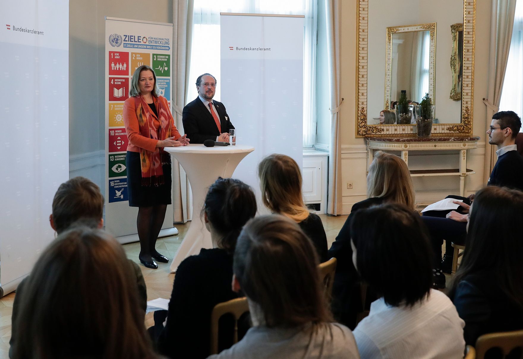 Am 3. Dezember 2018 fand die Veranstaltung &quot;Generation 2030: Together for a Good Life for Everyone&quot; im Bundeskanzleramt statt. Im Bild Sektionsleiterin D&eacute;sir&eacute;e Schweitzer (l.) und Sektionsleiter Alexander Schallenberg (r.).