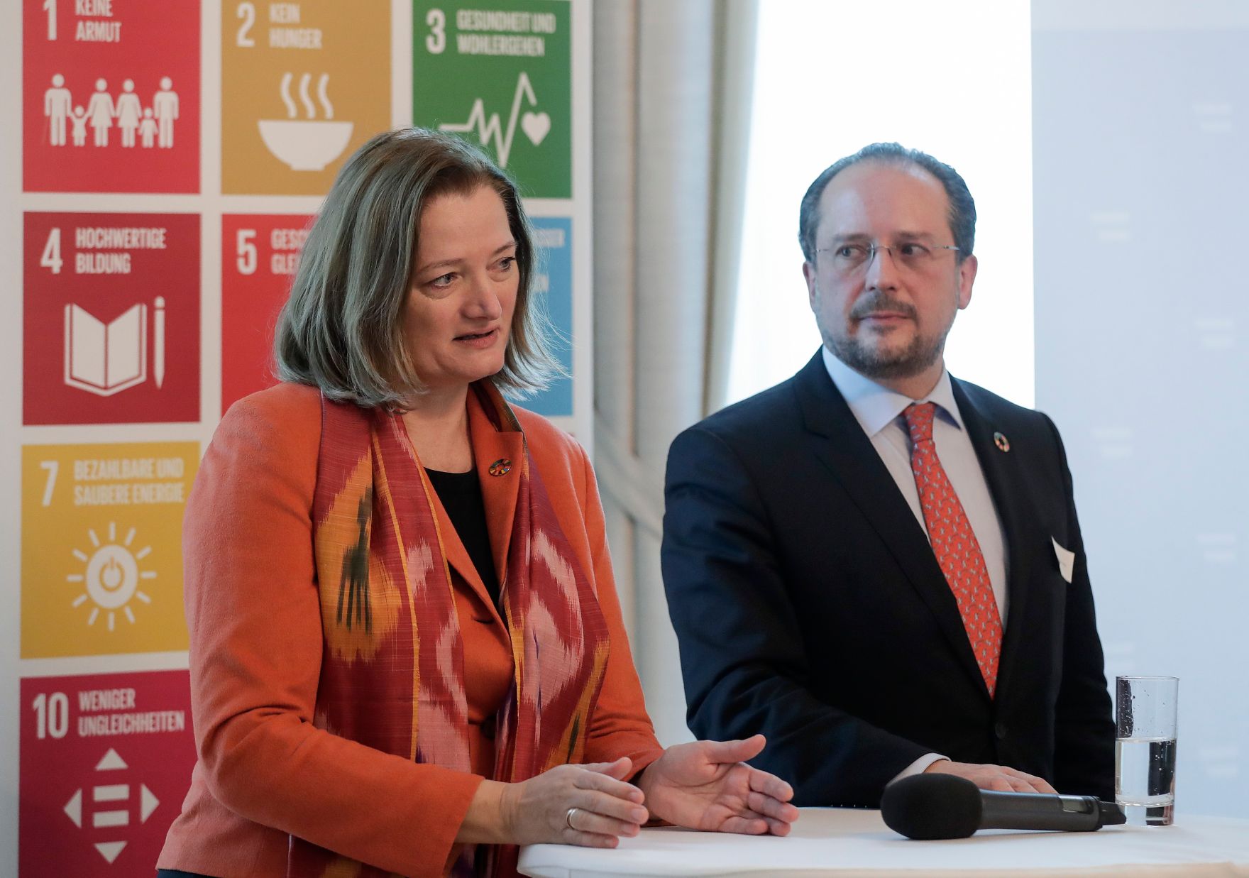 Am 3. Dezember 2018 fand die Veranstaltung &quot;Generation 2030: Together for a Good Life for Everyone&quot; im Bundeskanzleramt statt. Im Bild Sektionsleiterin D&eacute;sir&eacute;e Schweitzer (l.) und Sektionsleiter Alexander Schallenberg (r.).