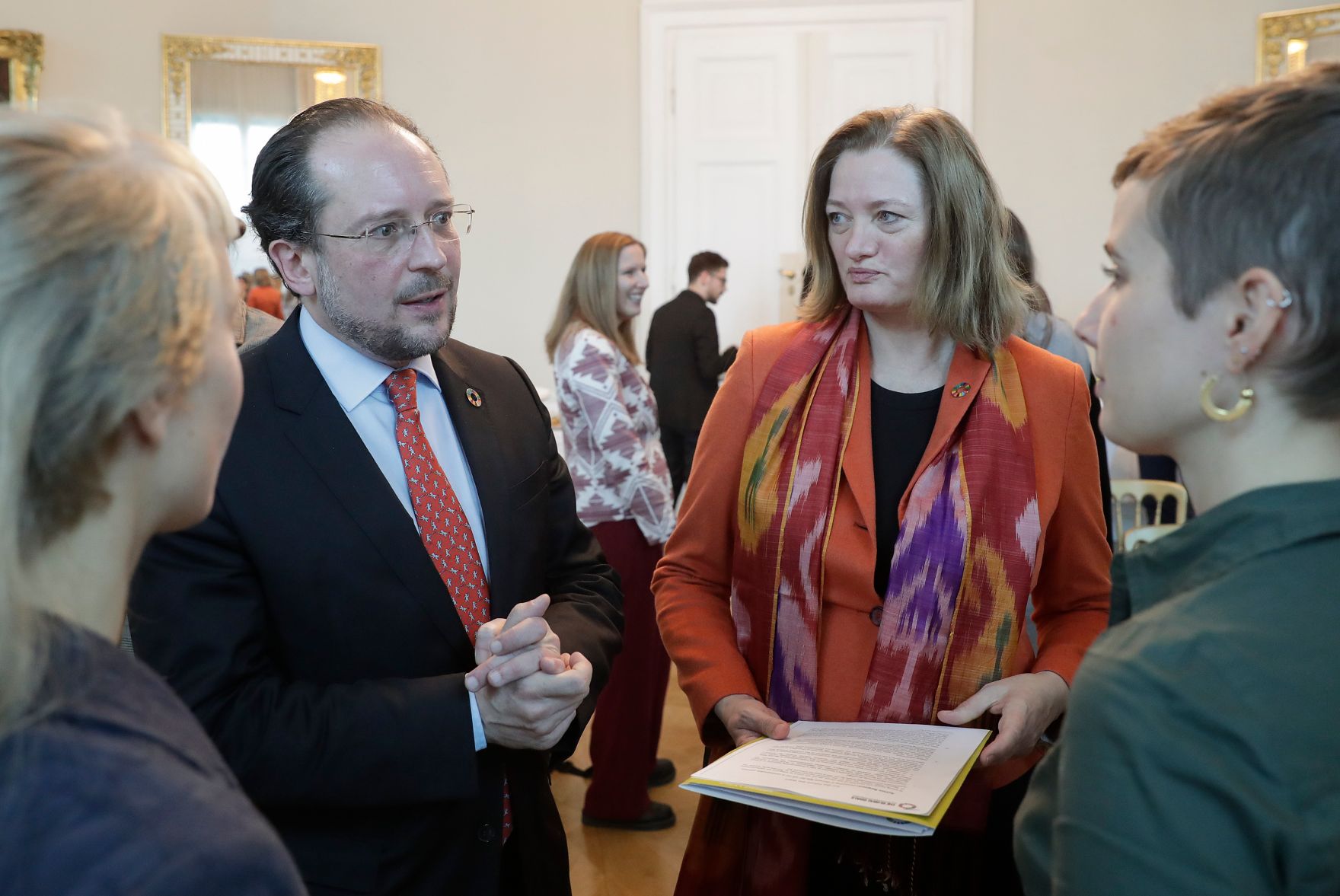 Am 3. Dezember 2018 fand die Veranstaltung &quot;Generation 2030: Together for a Good Life for Everyone&quot; im Bundeskanzleramt statt. Im Bild Sektionsleiter Alexander Schallenberg (l.) und Sektionsleiterin D&eacute;sir&eacute;e Schweitzer (r.).