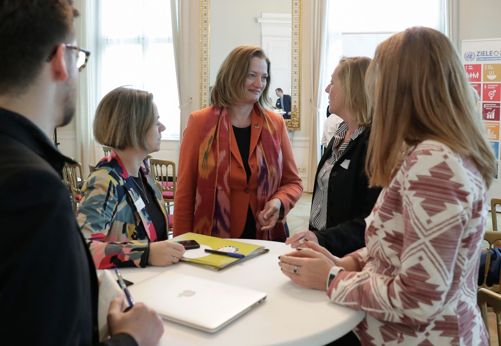 Am 3. Dezember 2018 fand die Veranstaltung &quot;Generation 2030: Together for a Good Life for Everyone&quot; im Bundeskanzleramt statt. Im Bild Sektionsleiterin D&eacute;sir&eacute;e Schweitzer (3.v.l.) und die Gesch&auml;ftsf&uuml;hrerin der AG Globale Verantwortung Annelies Vilim (2.v.r.).