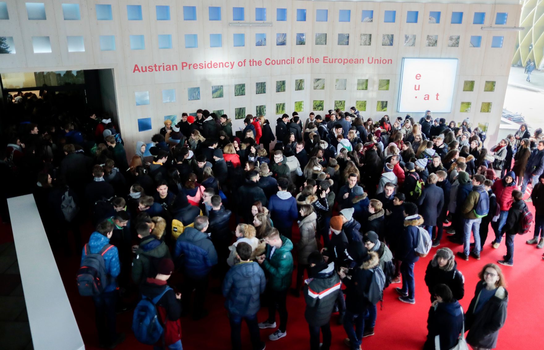 Am 19. Dezember 2018 fand eine Tag der offenen T&uuml;r im Austria Center Vienna statt zum Abschluss des EU-Ratvorsitzes. Im Bild Sch&uuml;ler bei der Besichtigung der R&auml;ume.