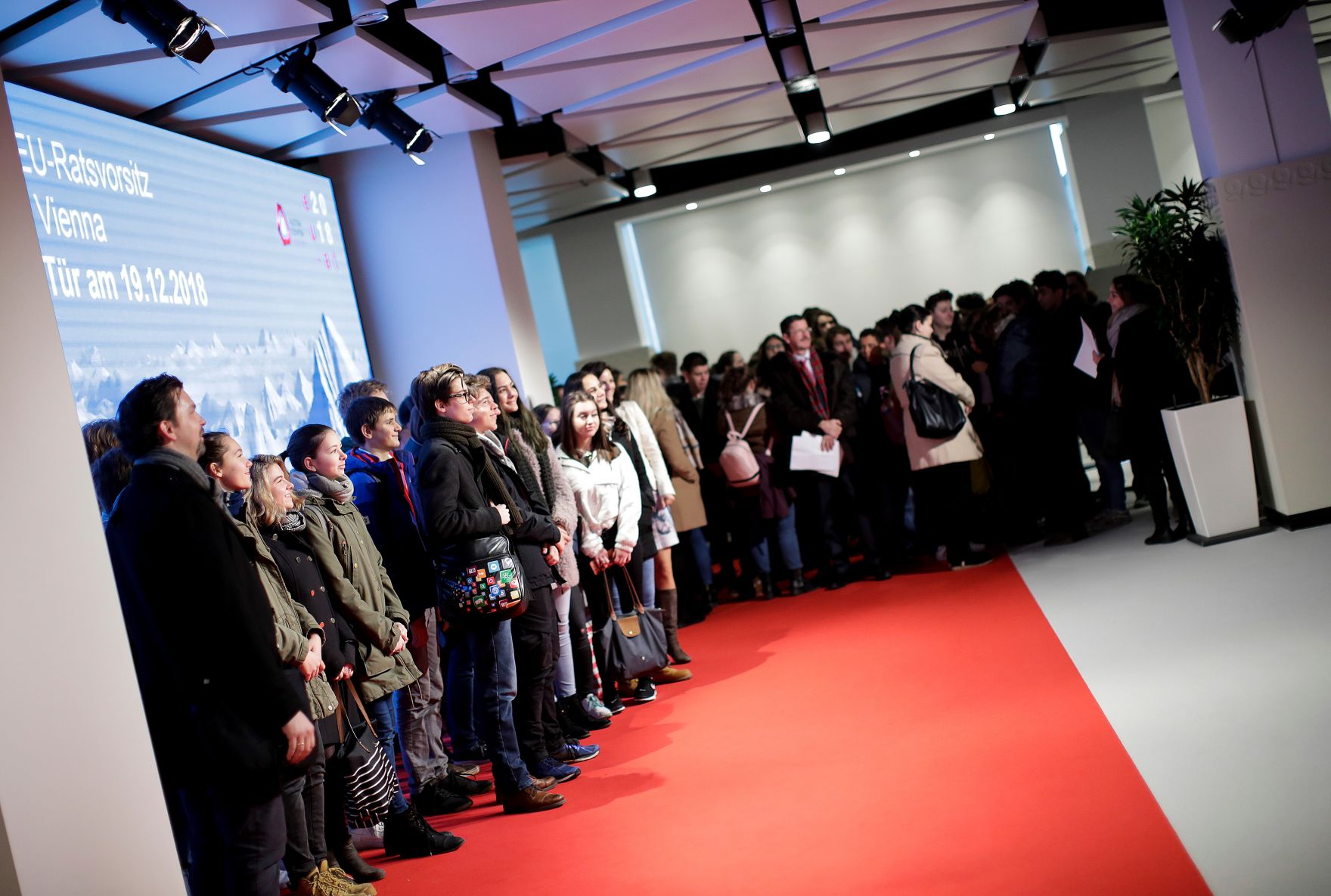 Am 19. Dezember 2018 fand eine Tag der offenen T&uuml;r im Austria Center Vienna statt zum Abschluss des EU-Ratvorsitzes. Im Bild Sch&uuml;ler bei der Besichtigung der R&auml;ume.