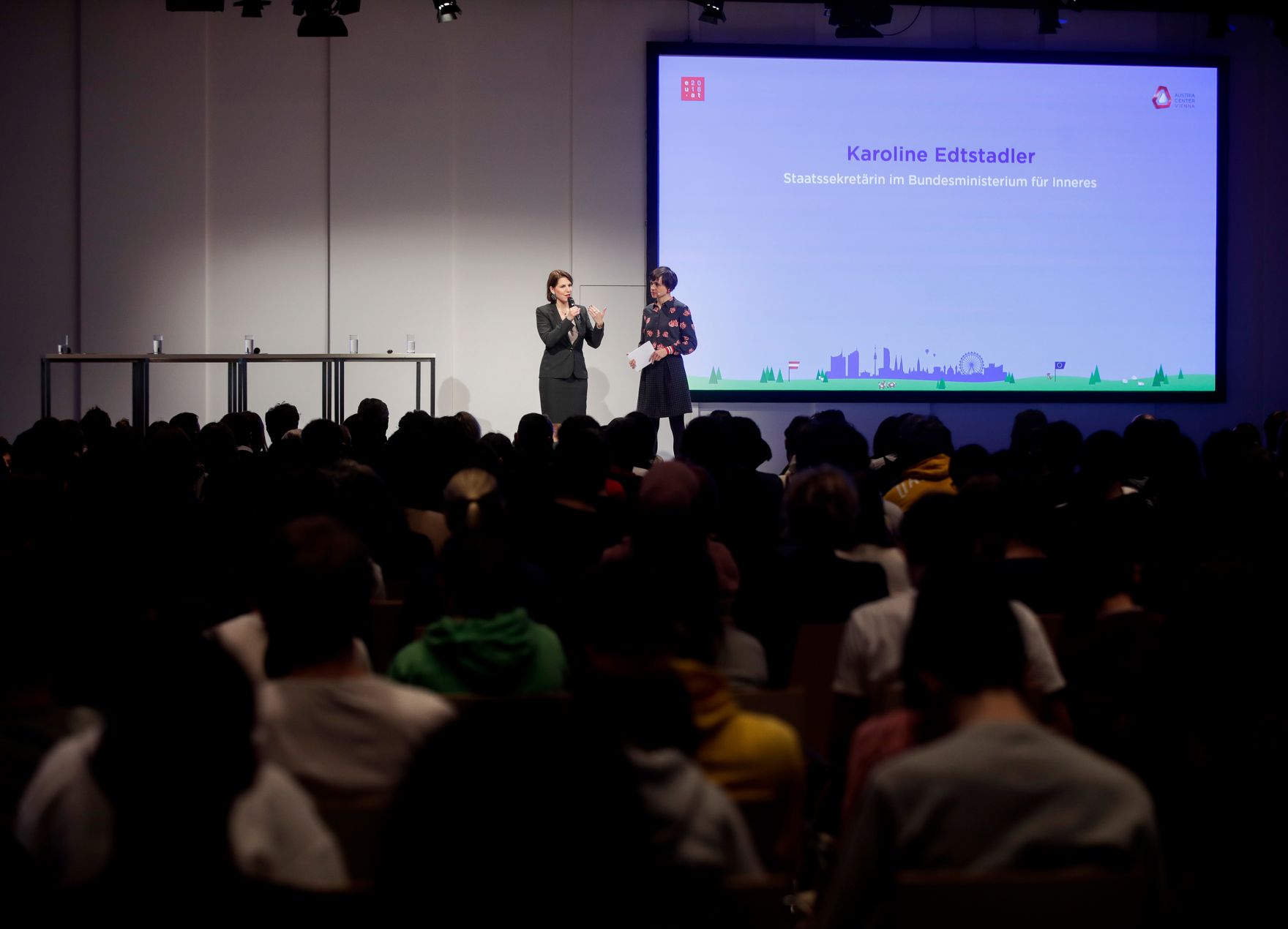 Am 19. Dezember 2018 fand eine Tag der offenen T&uuml;r im Austria Center Vienna statt zum Abschluss des EU-Ratvorsitzes. Im Bild Staatssekret&auml;rin Karoline Edtstadler (l.).
