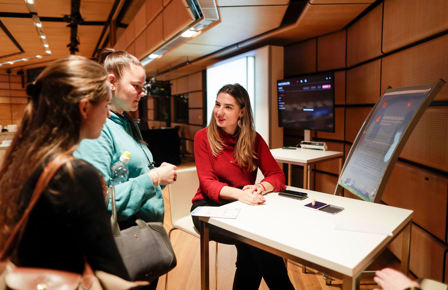 Am 19. Dezember 2018 fand eine Tag der offenen T&uuml;r im Austria Center Vienna statt zum Abschluss des EU-Ratvorsitzes. Im Bild Sch&uuml;ler bei der Besichtigung der R&auml;ume.