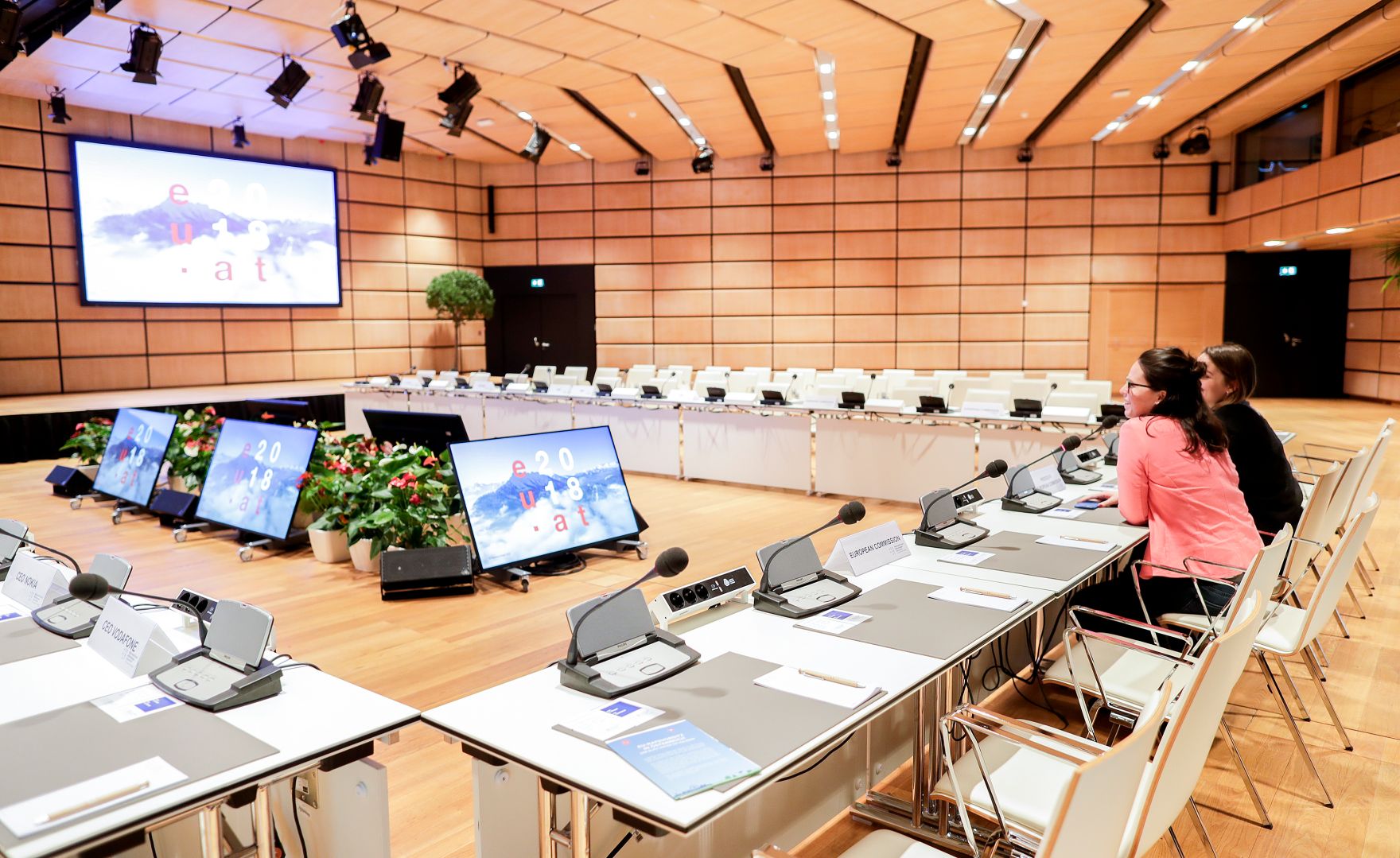 Am 19. Dezember 2018 fand eine Tag der offenen T&uuml;r im Austria Center Vienna statt zum Abschluss des EU-Ratvorsitzes. Im Bild Sch&uuml;ler bei der Besichtigung der R&auml;ume.