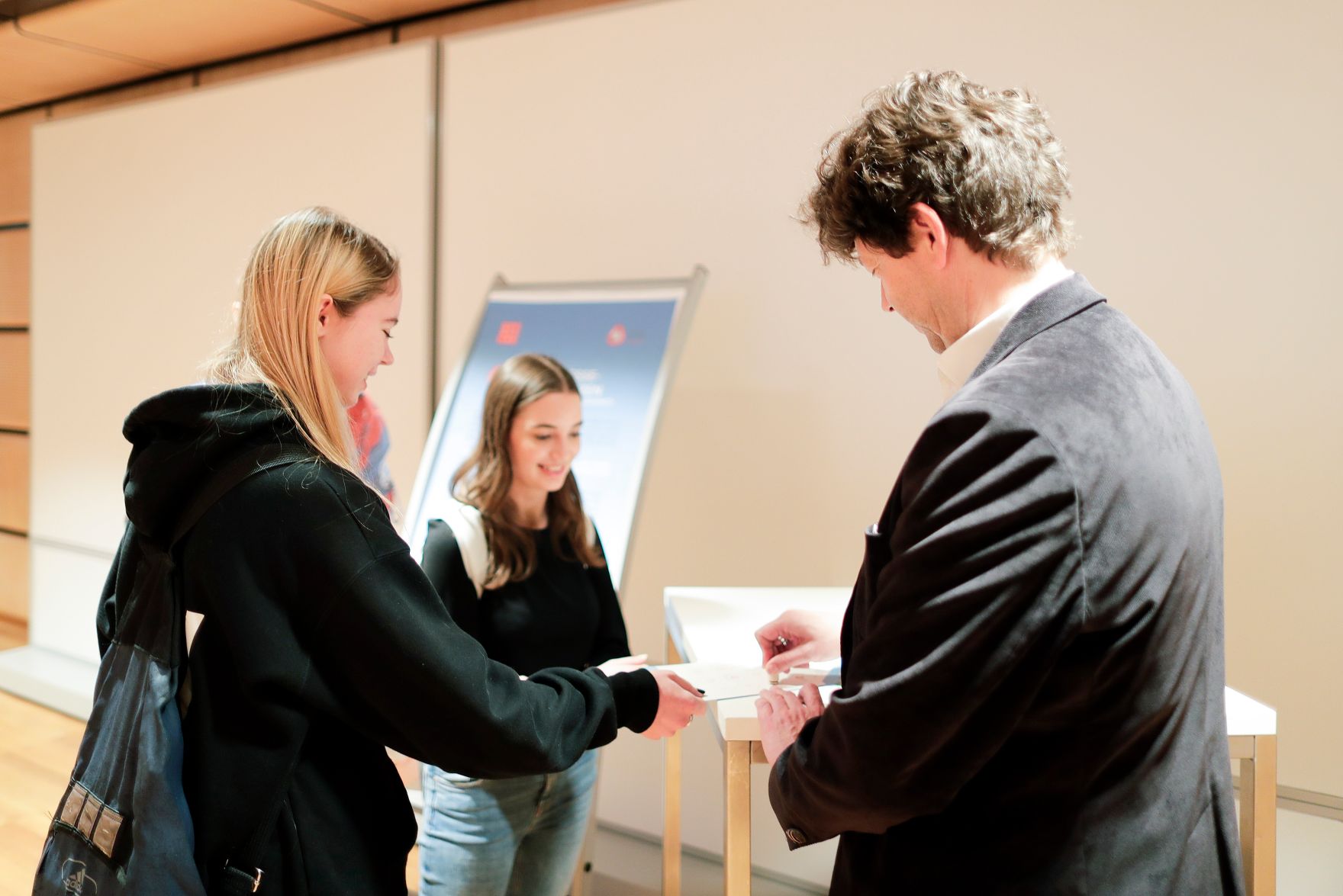 Am 19. Dezember 2018 fand eine Tag der offenen T&uuml;r im Austria Center Vienna statt zum Abschluss des EU-Ratvorsitzes. Im Bild Sch&uuml;ler bei der Besichtigung der R&auml;ume.