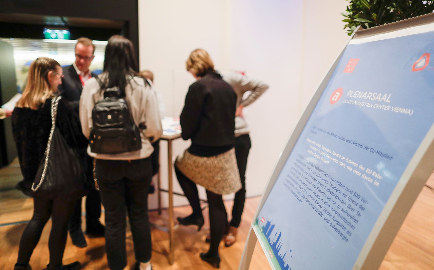 Am 19. Dezember 2018 fand eine Tag der offenen T&uuml;r im Austria Center Vienna statt zum Abschluss des EU-Ratvorsitzes. Im Bild Sch&uuml;ler bei der Besichtigung der R&auml;ume.