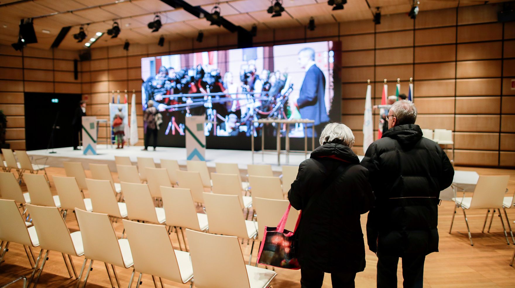 Am 19. Dezember 2018 fand eine Tag der offenen T&uuml;r im Austria Center Vienna statt zum Abschluss des EU-Ratvorsitzes. Im Bild Anrainer bei der Besichtigung der R&auml;ume.