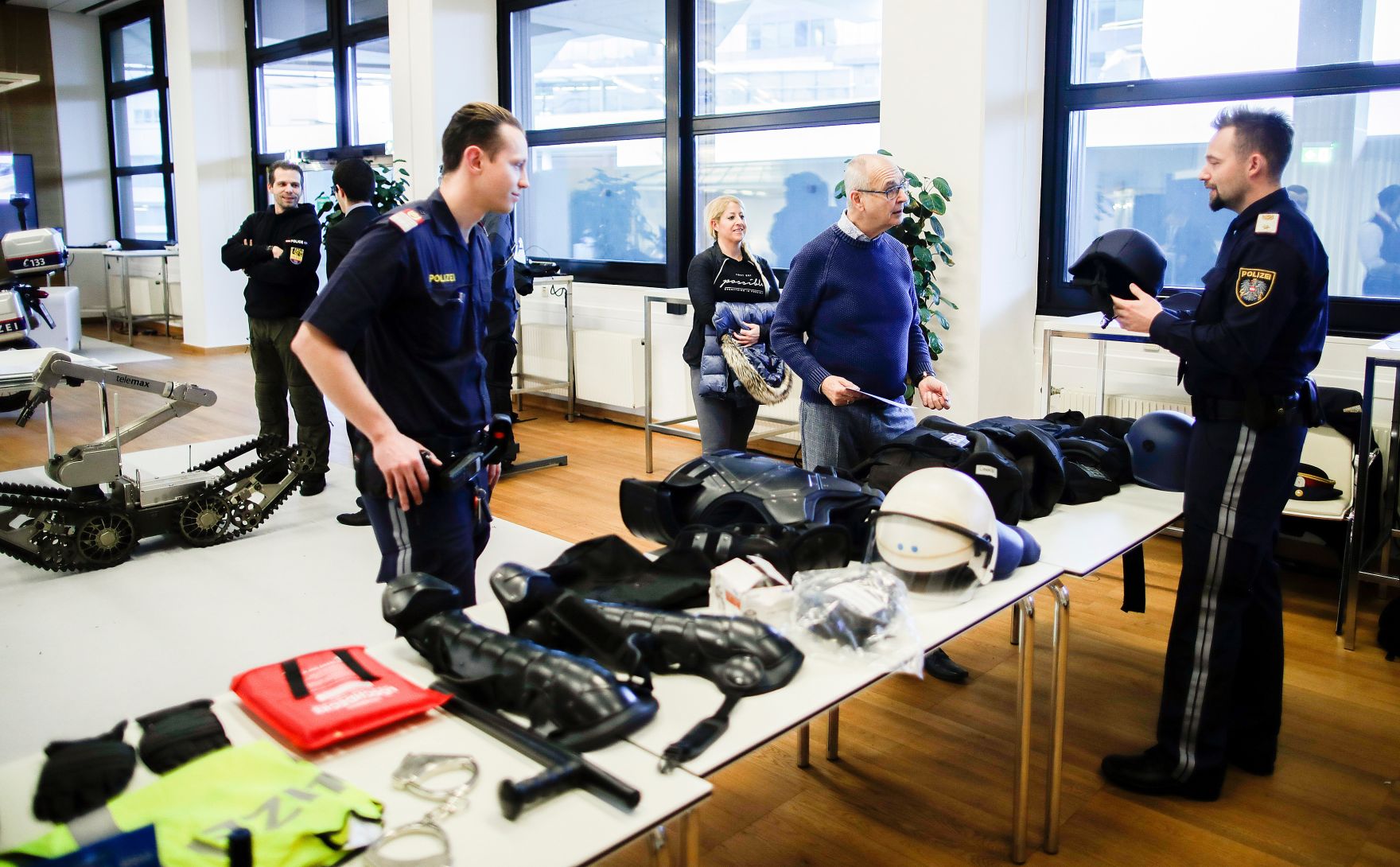 Am 19. Dezember 2018 fand eine Tag der offenen T&uuml;r im Austria Center Vienna statt zum Abschluss des EU-Ratvorsitzes. Im Bild Anrainer bei der Besichtigung der R&auml;ume.