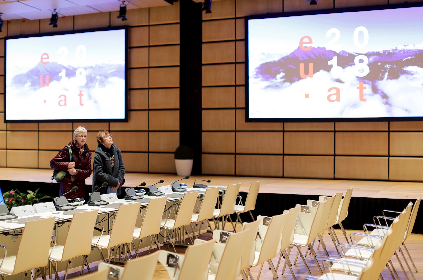 Am 19. Dezember 2018 fand eine Tag der offenen T&uuml;r im Austria Center Vienna statt zum Abschluss des EU-Ratvorsitzes. Im Bild Anrainer bei der Besichtigung der R&auml;ume.