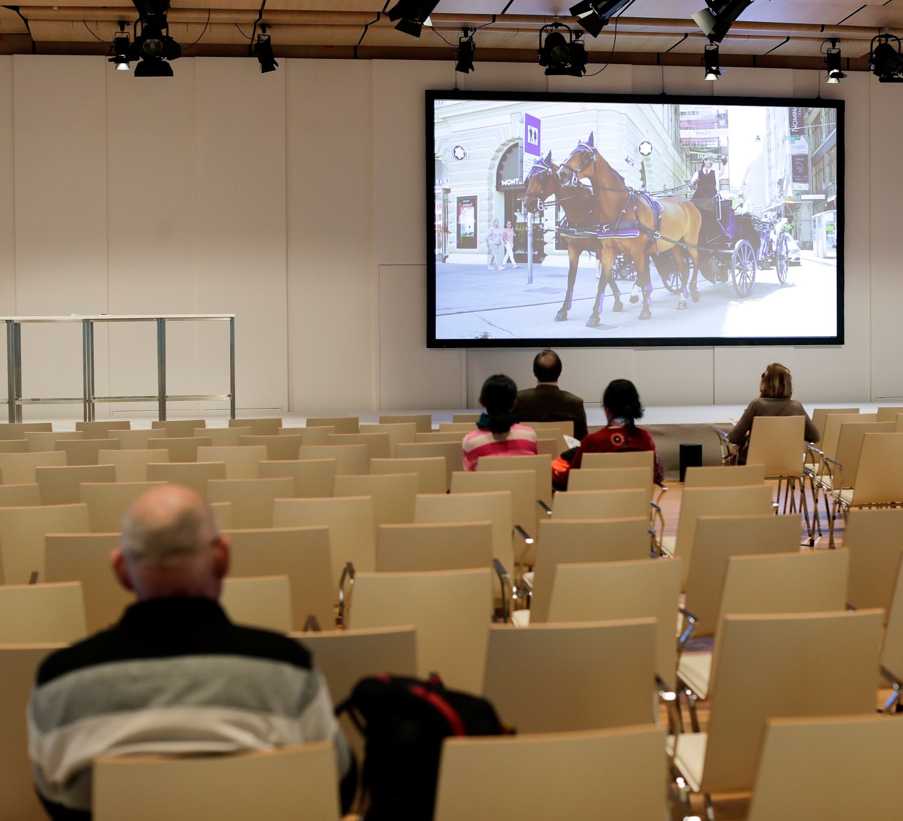 Am 19. Dezember 2018 fand eine Tag der offenen T&uuml;r im Austria Center Vienna statt zum Abschluss des EU-Ratvorsitzes. Im Bild Anrainer bei der Besichtigung der R&auml;ume.