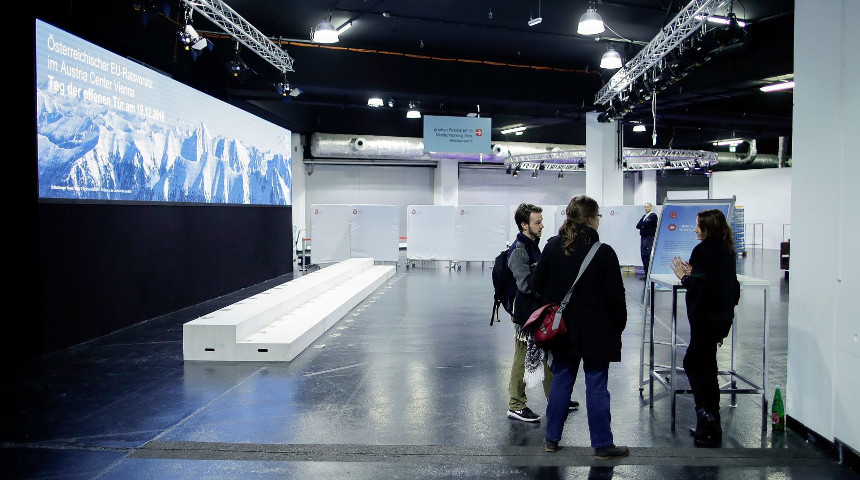 Am 19. Dezember 2018 fand eine Tag der offenen T&uuml;r im Austria Center Vienna statt zum Abschluss des EU-Ratvorsitzes. Im Bild Anrainer bei der Besichtigung der R&auml;ume.