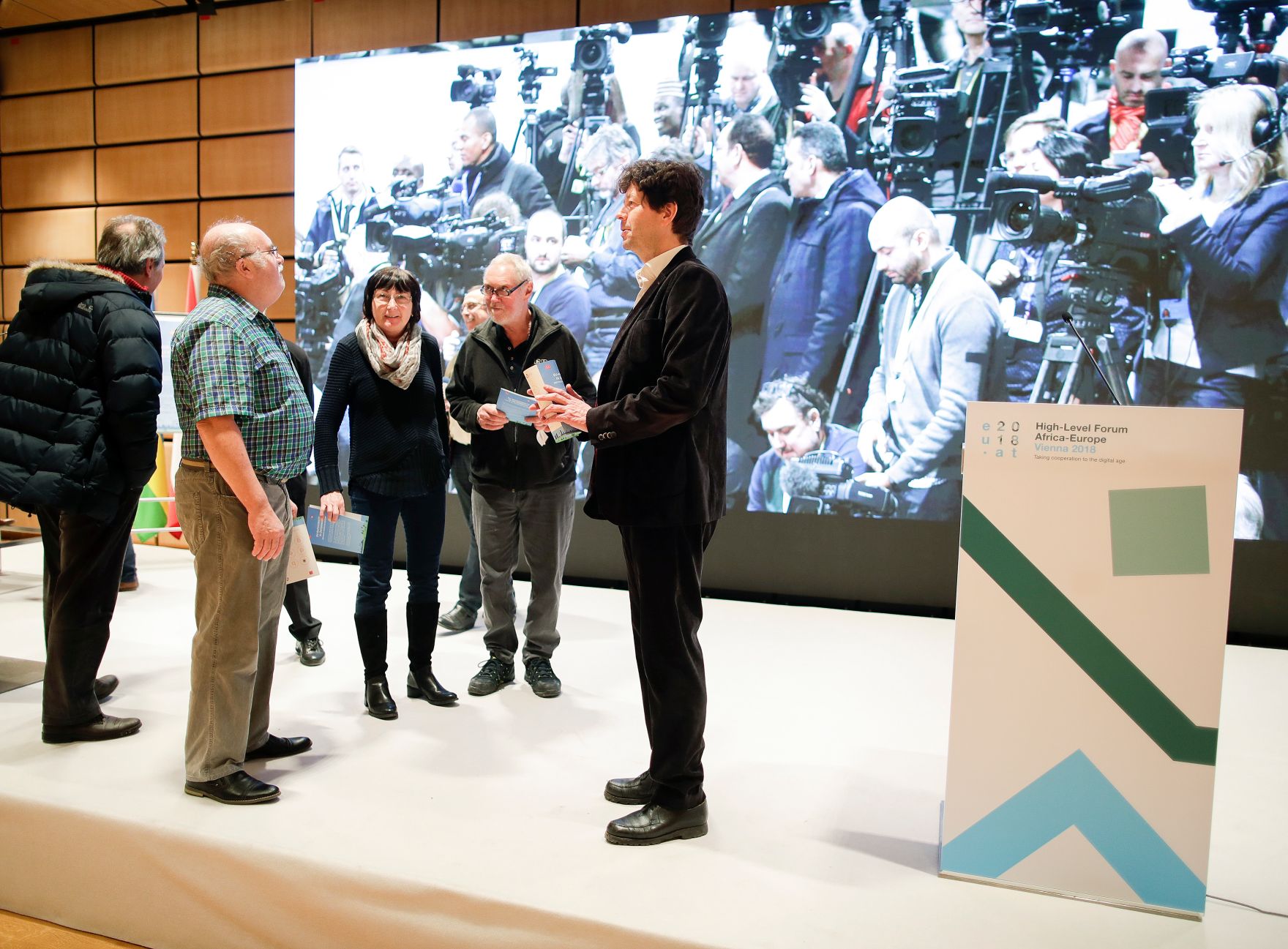 Am 19. Dezember 2018 fand eine Tag der offenen T&uuml;r im Austria Center Vienna statt zum Abschluss des EU-Ratvorsitzes. Im Bild Anrainer bei der Besichtigung der R&auml;ume.