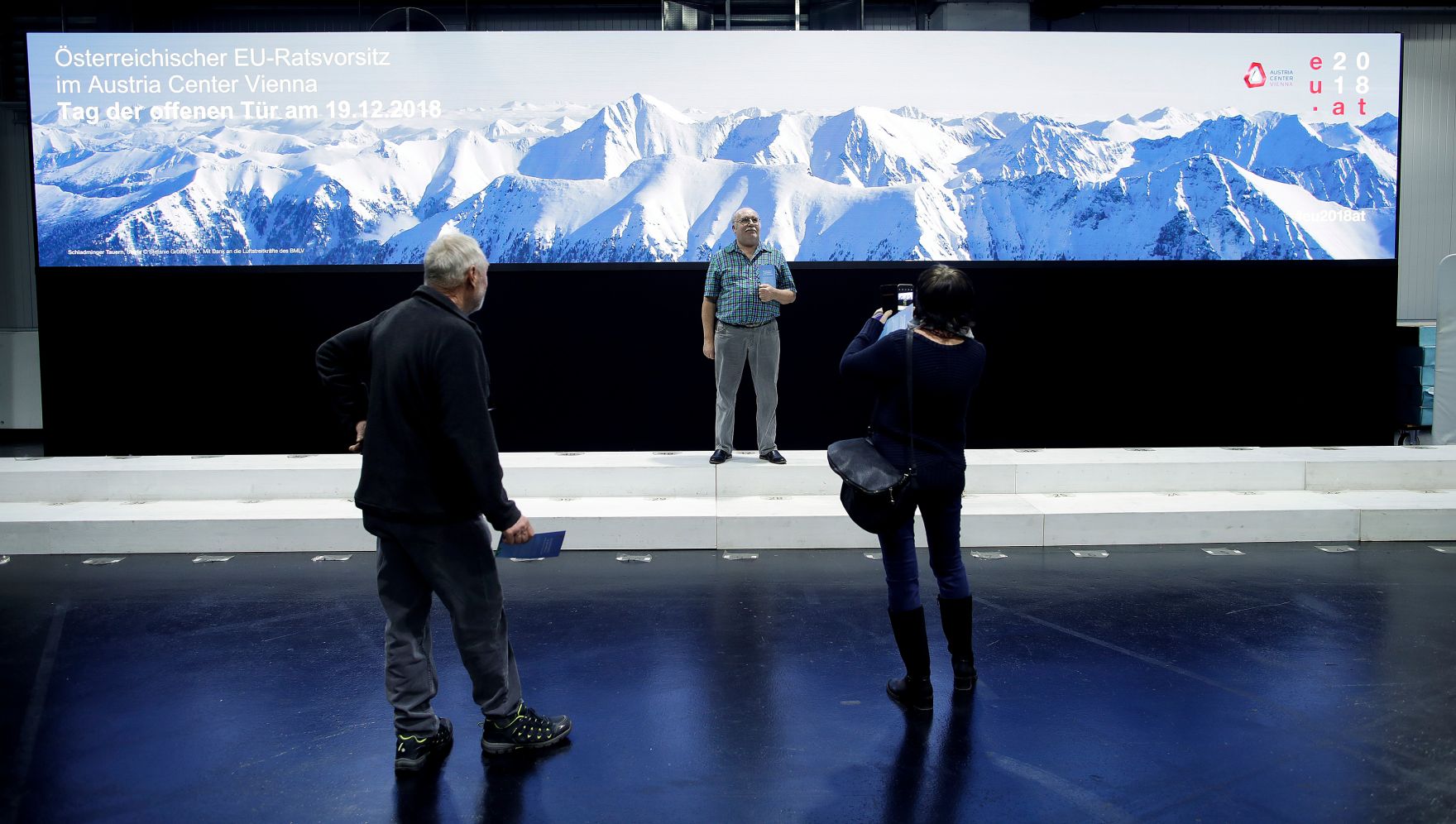 Am 19. Dezember 2018 fand eine Tag der offenen T&uuml;r im Austria Center Vienna statt zum Abschluss des EU-Ratvorsitzes. Im Bild Anrainer bei der Besichtigung der R&auml;ume.