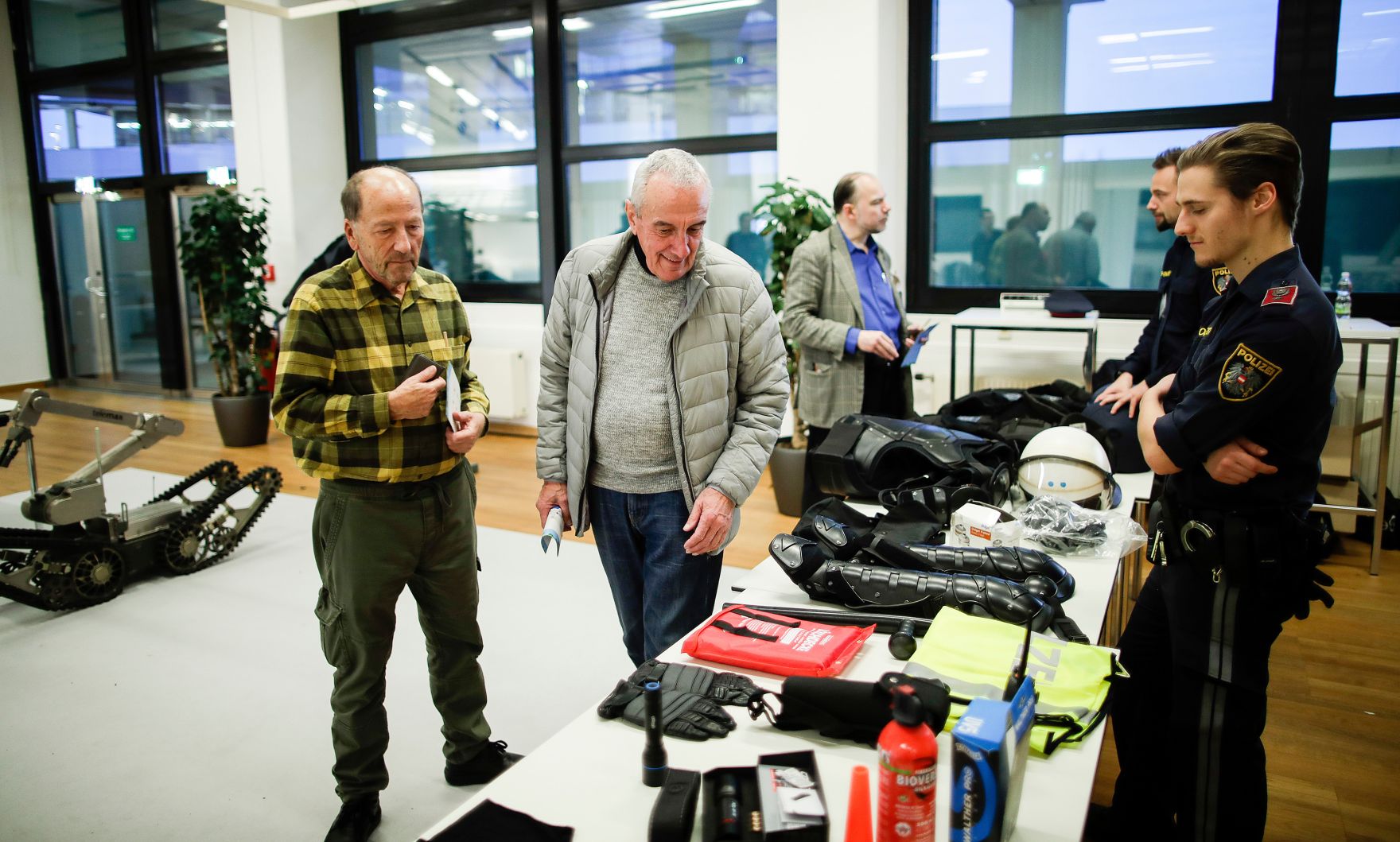 Am 19. Dezember 2018 fand eine Tag der offenen T&uuml;r im Austria Center Vienna statt zum Abschluss des EU-Ratvorsitzes. Im Bild Anrainer bei der Besichtigung der R&auml;ume.