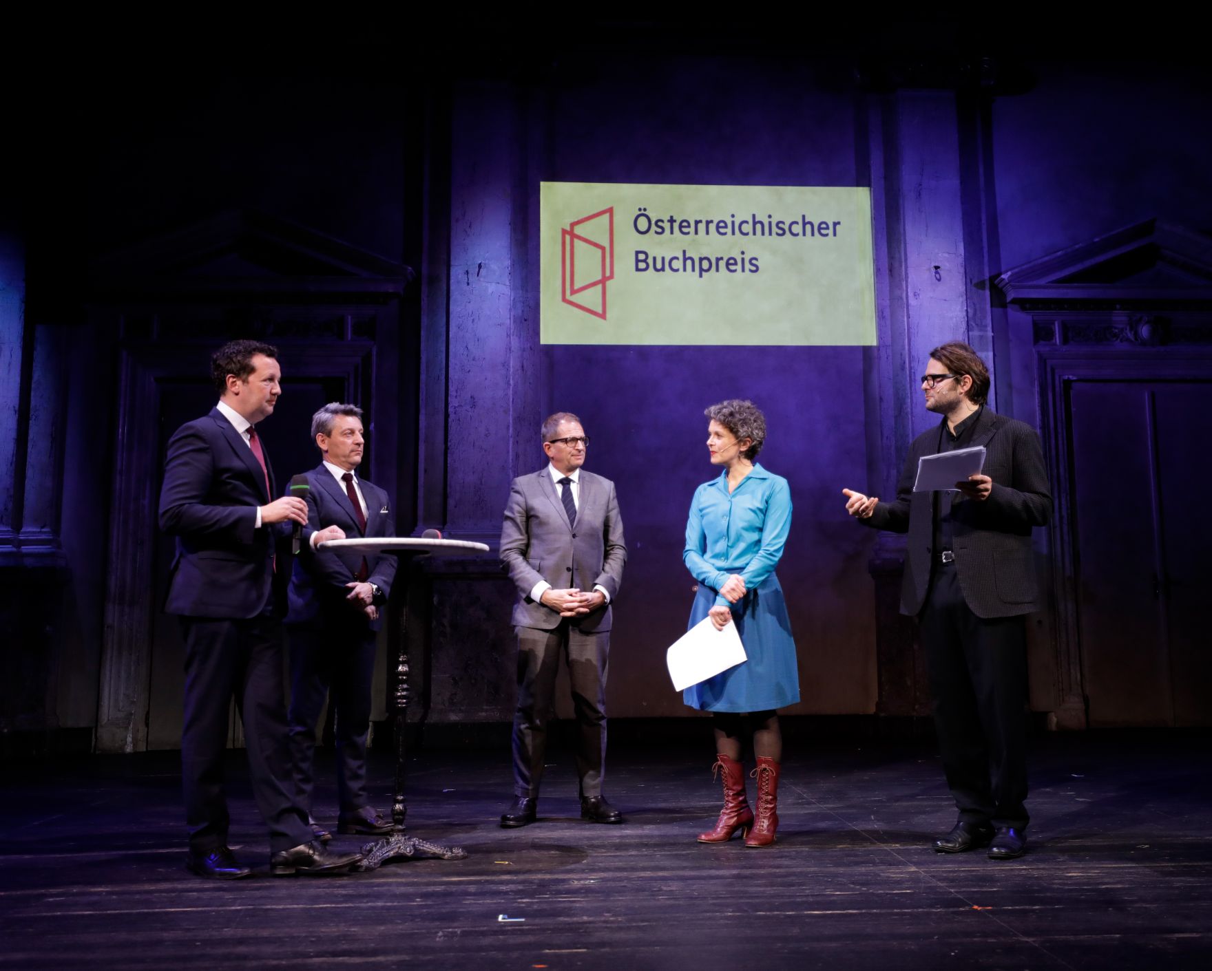 Am 4. November 2019 verlieh Sektionschef J&uuml;rgen Meindl den &Ouml;sterreichischen Buchpreis und den Deb&uuml;tpreis 2019. Im Bild (v.l.n.r.) der Pr&auml;sident des Hauptverbands des &Ouml;sterreichischen Buchhandels Benedikt F&ouml;ger, Sektionschef J&uuml;rgen Meindl, Direktor der AK Wien Christoph Klein, Moderatorin Dorothee Hartinger und Moderator Philipp Hau&szlig;.