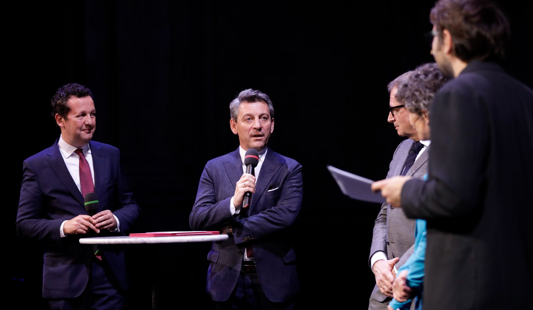 Am 4. November 2019 verlieh Sektionschef J&uuml;rgen Meindl den &Ouml;sterreichischen Buchpreis und den Deb&uuml;tpreis 2019. Im Bild (v.l.n.r.) der Pr&auml;sident des Hauptverbands des &Ouml;sterreichischen Buchhandels Benedikt F&ouml;ger, Sektionschef J&uuml;rgen Meindl, Direktor der AK Wien Christoph Klein, Moderatorin Dorothee Hartinger und Moderator Philipp Hau&szlig;.