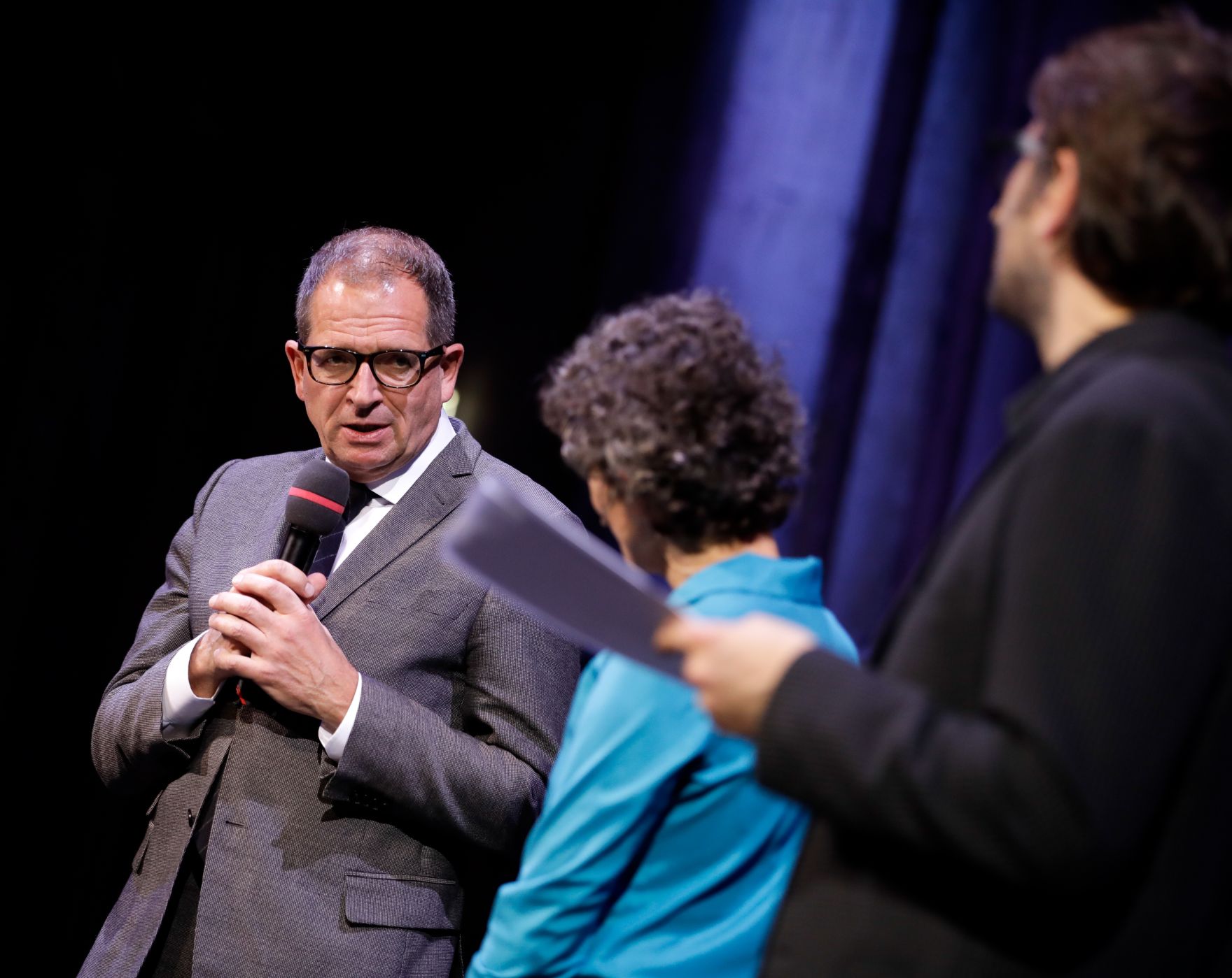 Am 4. November 2019 verlieh Sektionschef J&uuml;rgen Meindl den &Ouml;sterreichischen Buchpreis und den Deb&uuml;tpreis 2019. Im Bild (v.l.n.r.) Direktor der AK Wien Christoph Klein, Moderatorin Dorothee Hartinger und Moderator Philipp Hau&szlig;.