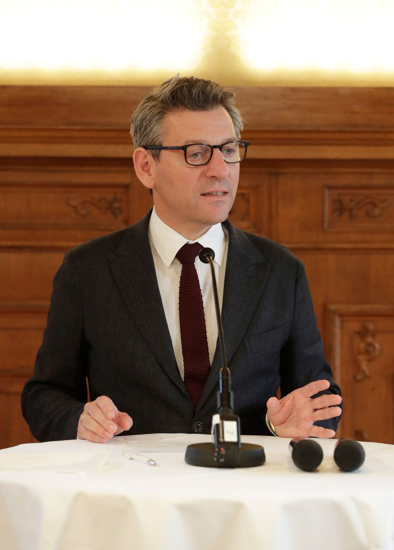 Am 11. Oktober 2019 &uuml;berreichte Sektionschef J&uuml;rgen Meindl (im Bild) den &Ouml;sterreichischen Staatspreis f&uuml;r k&uuml;nstlerische Fotografie an Seiichi Furuya.