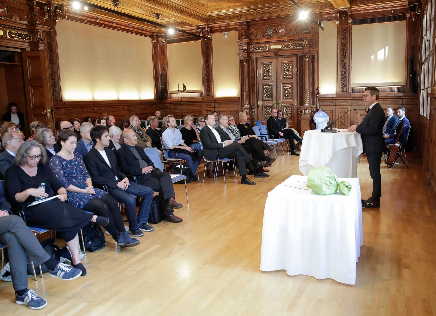 Am 11. Oktober 2019 &uuml;berreichte Sektionschef J&uuml;rgen Meindl den &Ouml;sterreichischen Staatspreis f&uuml;r k&uuml;nstlerische Fotografie an Seiichi Furuya.