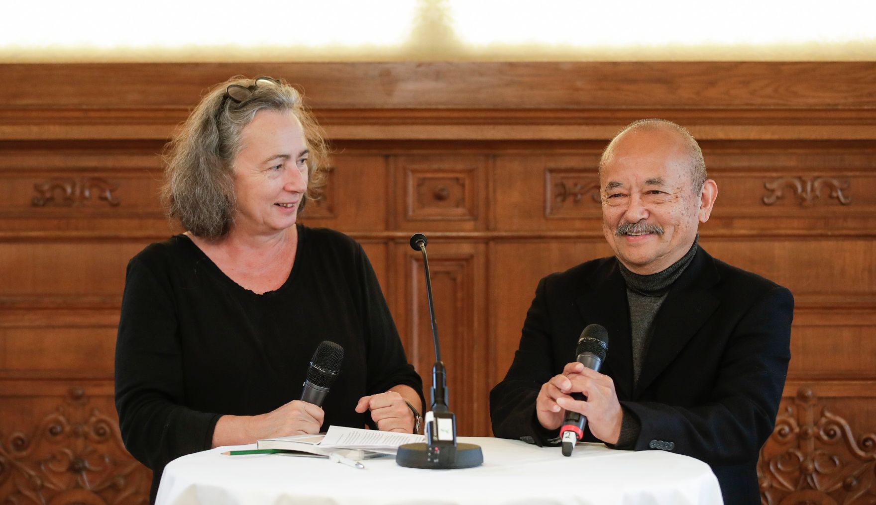 Am 11. Oktober 2019 &uuml;berreichte Sektionschef J&uuml;rgen Meindl den &Ouml;sterreichischen Staatspreis f&uuml;r k&uuml;nstlerische Fotografie an Seiichi Furuya. Im Bild Kunsthistorikerin Monika Faber (l.) im Gespr&auml;ch mit Seiichi Furuya (r.).