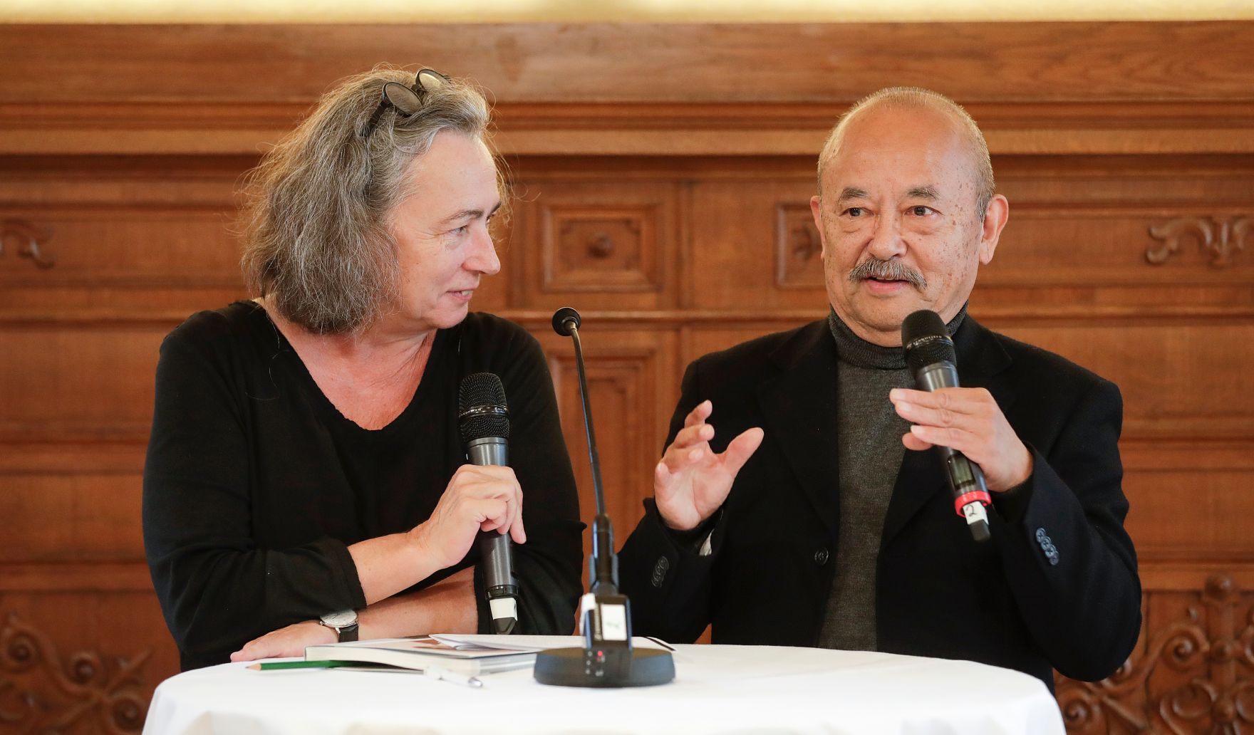 Am 11. Oktober 2019 &uuml;berreichte Sektionschef J&uuml;rgen Meindl den &Ouml;sterreichischen Staatspreis f&uuml;r k&uuml;nstlerische Fotografie an Seiichi Furuya. Im Bild Kunsthistorikerin Monika Faber (l.) im Gespr&auml;ch mit Seiichi Furuya (r.).
