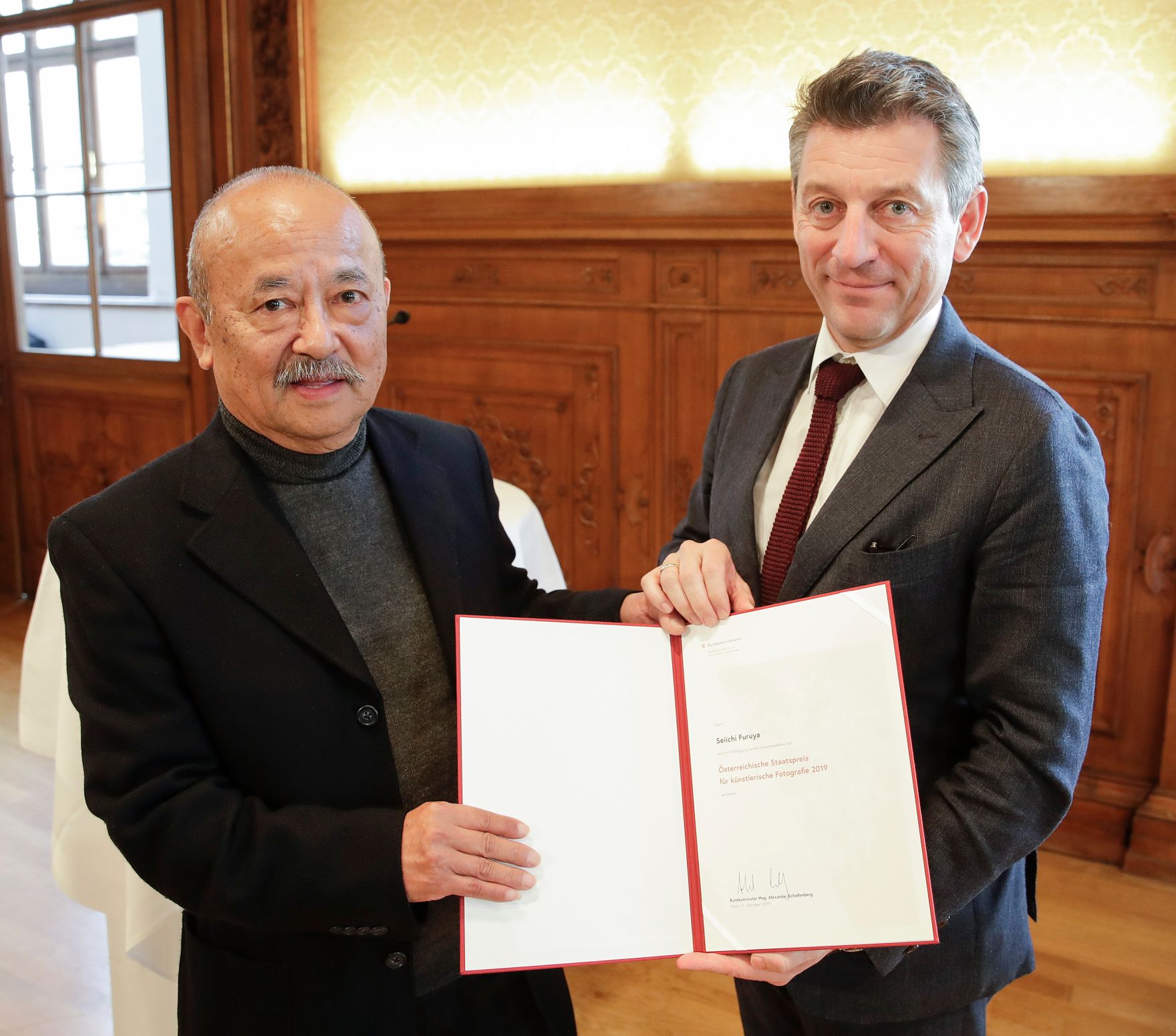Am 11. Oktober 2019 &uuml;berreichte Sektionschef J&uuml;rgen Meindl (r.) den &Ouml;sterreichischen Staatspreis f&uuml;r k&uuml;nstlerische Fotografie an Seiichi Furuya (l.).
