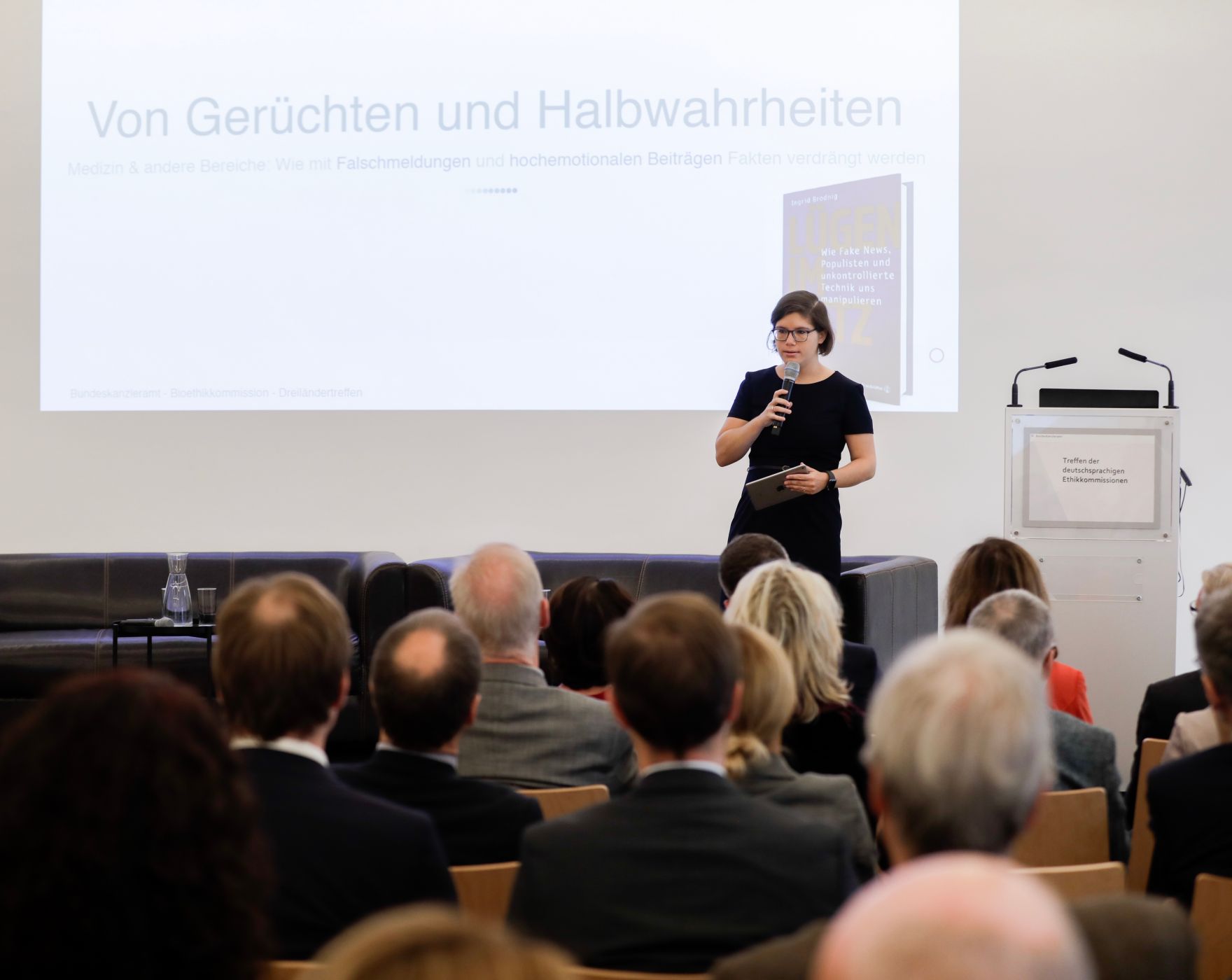 Am 11. Oktober 2019 nahm Bundeskanzlerin Brigitte Bierlein an dem Treffen der deutschsprachigen Ethikkommissionen zum Thema &quot;Desinformation in der Medizin&quot; teil. Im Bild die Keynote Speakerin, Ingrid Brodnig.