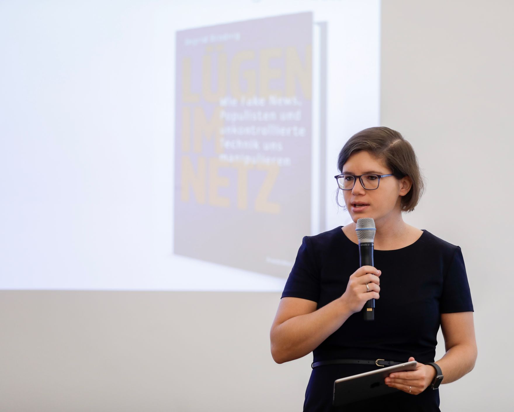 Am 11. Oktober 2019 nahm Bundeskanzlerin Brigitte Bierlein an dem Treffen der deutschsprachigen Ethikkommissionen zum Thema &quot;Desinformation in der Medizin&quot; teil. Im Bild die Keynote Speakerin, Ingrid Brodnig.