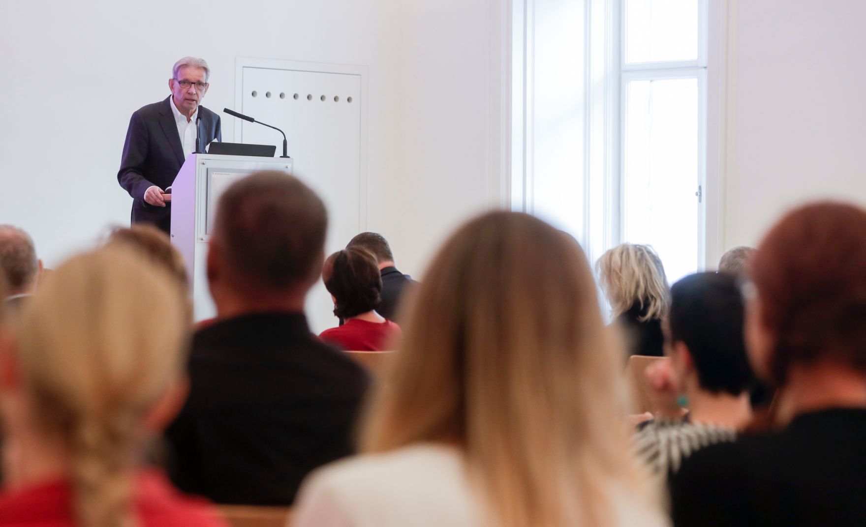 Am 11. Oktober 2019 nahm Bundeskanzlerin Brigitte Bierlein an dem Treffen der deutschsprachigen Ethikkommissionen zum Thema &quot;Desinformation in der Medizin&quot; teil. Im Bild Ludwig Kaspar von der Bioethikkommission.