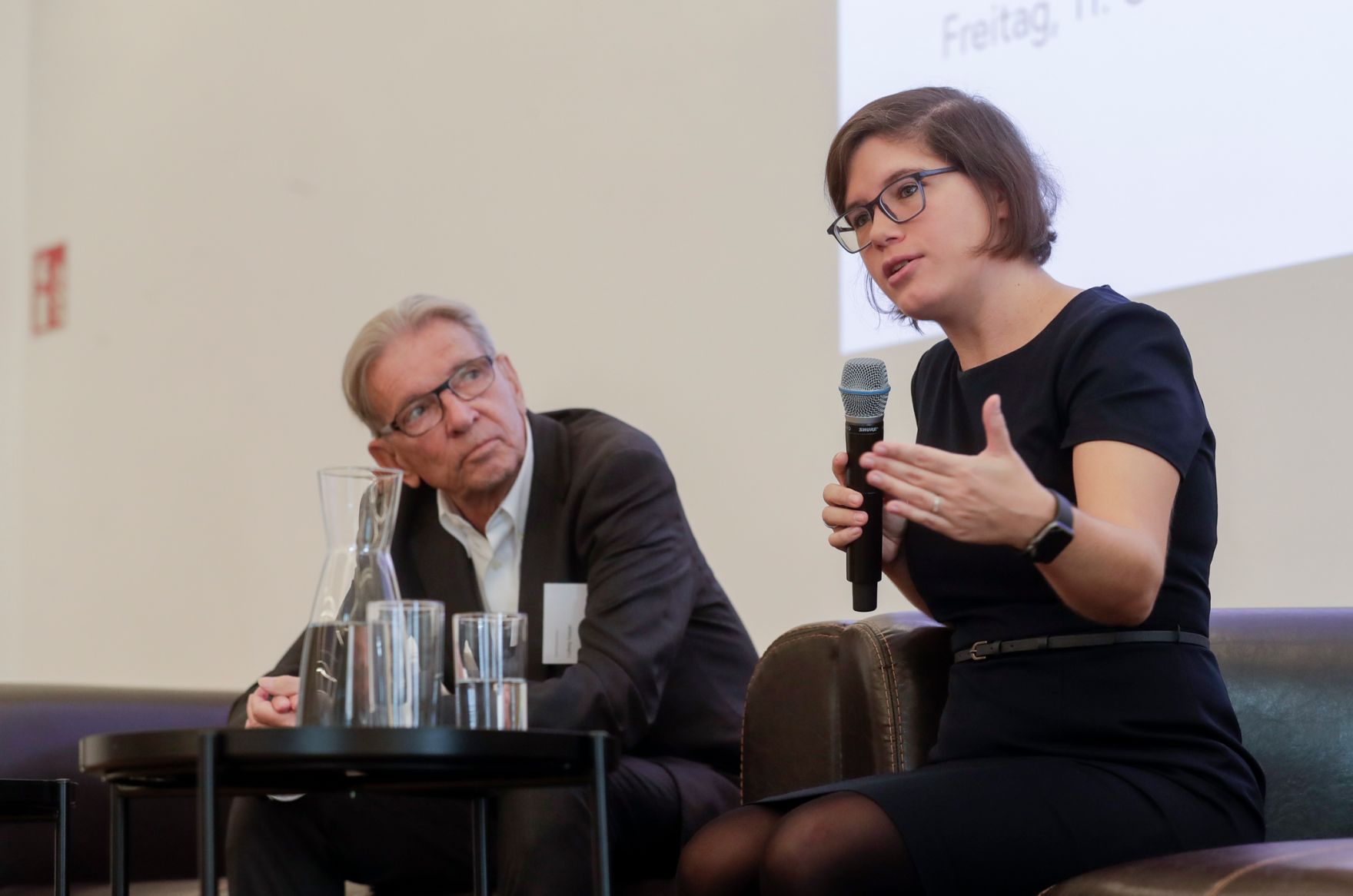 Am 11. Oktober 2019 nahm Bundeskanzlerin Brigitte Bierlein an dem Treffen der deutschsprachigen Ethikkommissionen zum Thema &quot;Desinformation in der Medizin&quot; teil. Im Bild die Keynote Speakerin, Ingrid Brodnig (r.) mit Ludwig Kaspar (l.) von der Bioethikkommission.