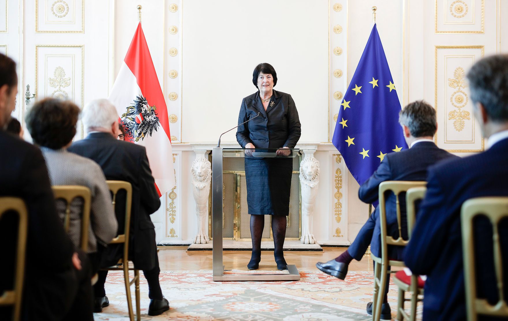 Am 22. Oktober 2019 &uuml;berreichte Sektionschef J&uuml;rgen Meindl das &Ouml;sterreichische Ehrenkreuz f&uuml;r Wissenschaft und Kunst I. Klasse an Eva Nowotny (im Bild).