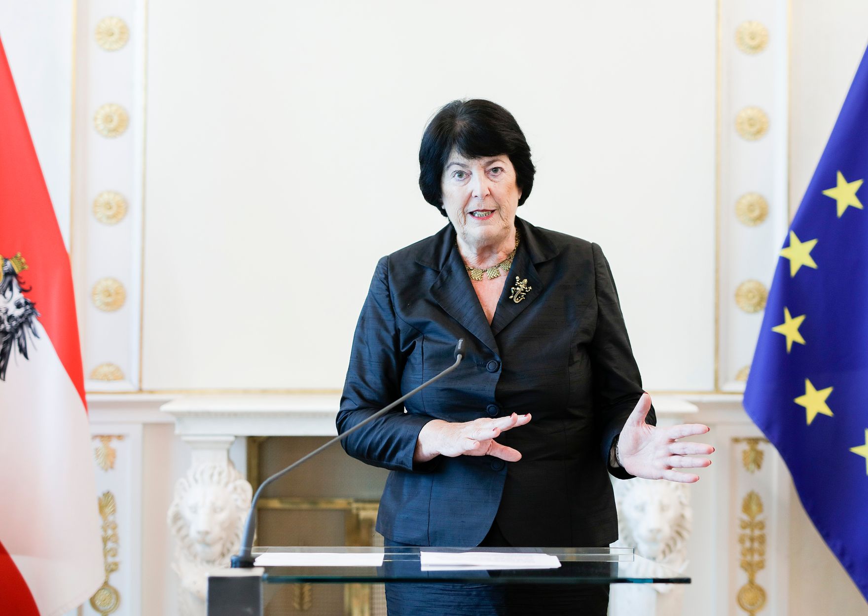 Am 22. Oktober 2019 &uuml;berreichte Sektionschef J&uuml;rgen Meindl das &Ouml;sterreichische Ehrenkreuz f&uuml;r Wissenschaft und Kunst I. Klasse an Eva Nowotny (im Bild).