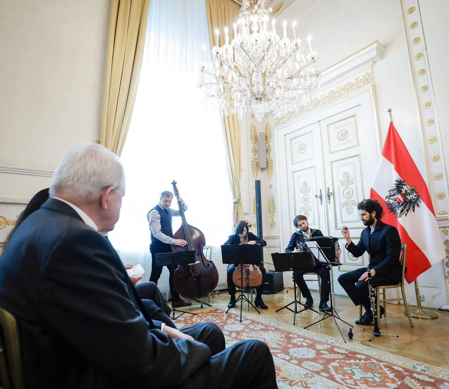 Am 22. Oktober 2019 &uuml;berreichte Sektionschef J&uuml;rgen Meindl das &Ouml;sterreichische Ehrenkreuz f&uuml;r Wissenschaft und Kunst I. Klasse an Eva Nowotny.