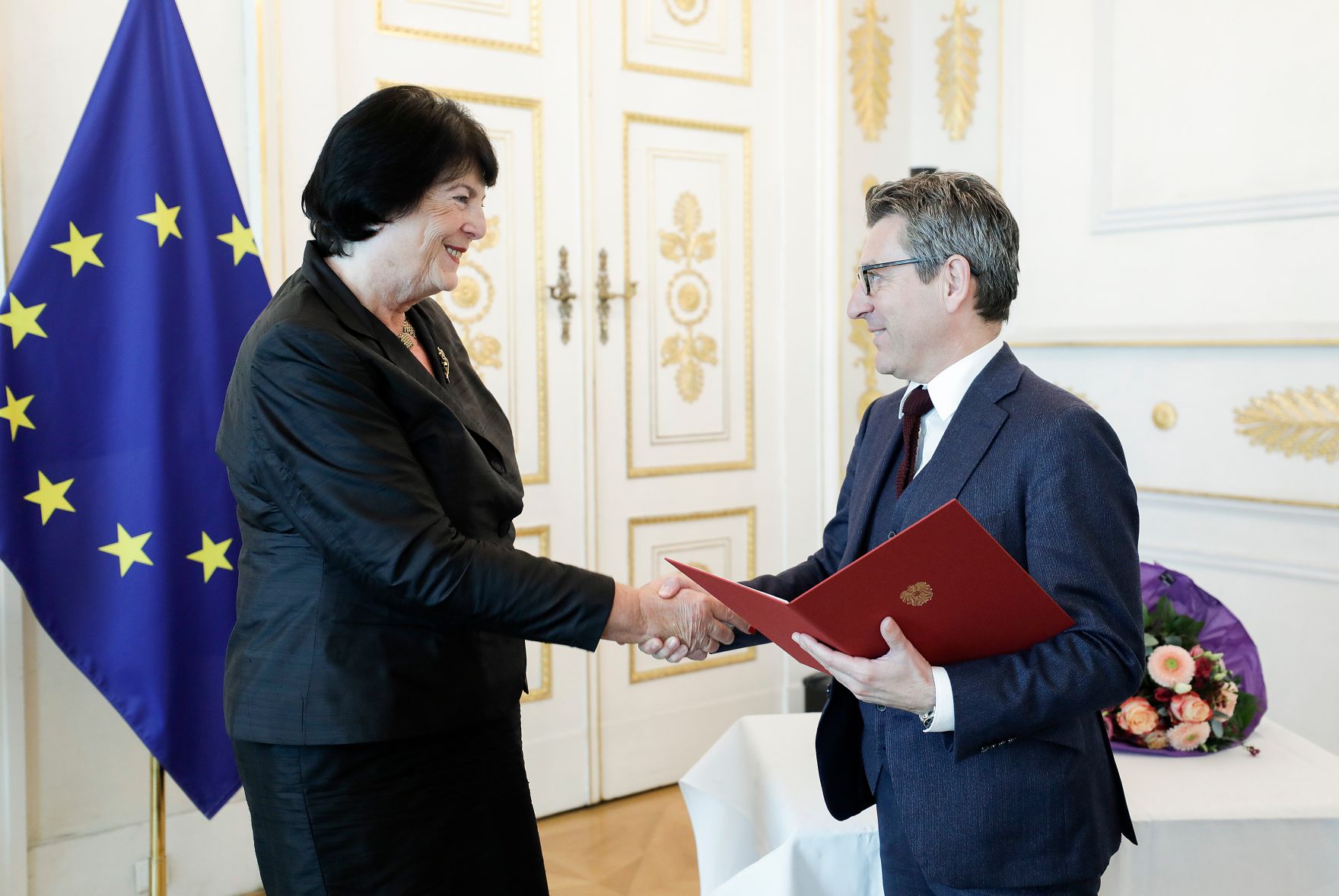 Am 22. Oktober 2019 &uuml;berreichte Sektionschef J&uuml;rgen Meindl (r.) das &Ouml;sterreichische Ehrenkreuz f&uuml;r Wissenschaft und Kunst I. Klasse an Eva Nowotny (l.).