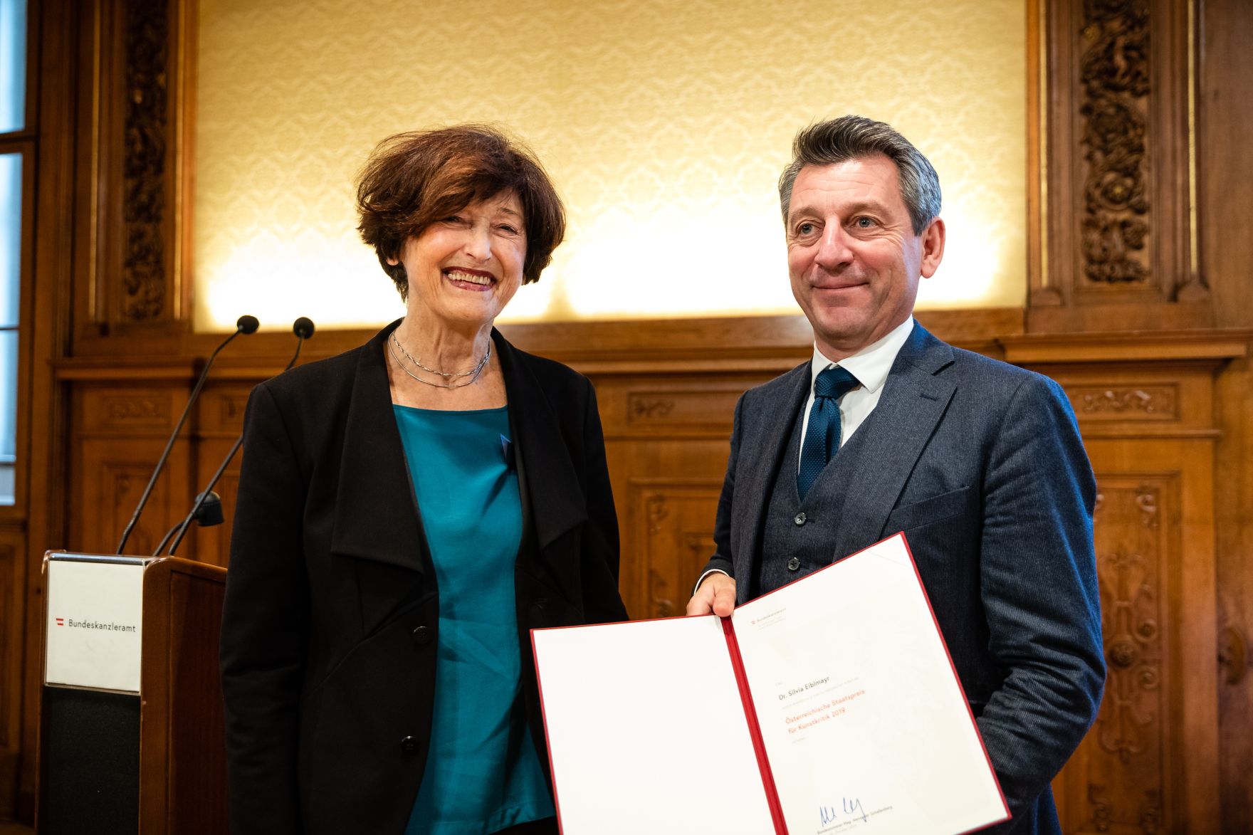 Am 28. Oktober 2019 verlieh Sektionschef J&uuml;rgen Meindl (r.) den &Ouml;sterreichischen Staatspreis f&uuml;r Kunstkritik an Silvia Eiblmayr (l.).