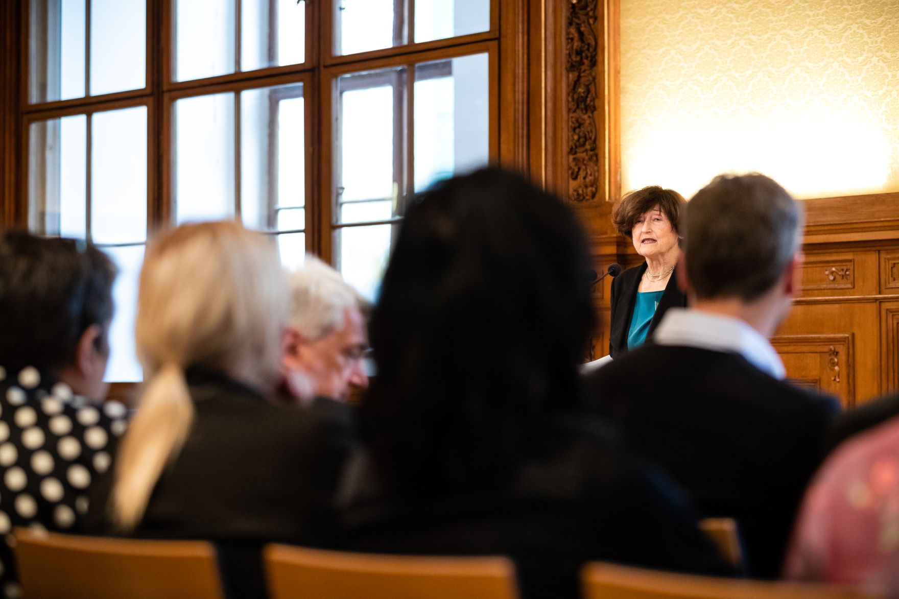 Am 28. Oktober 2019 verlieh Sektionschef J&uuml;rgen Meindl den &Ouml;sterreichischen Staatspreis f&uuml;r Kunstkritik an Silvia Eiblmayr (im Bild).