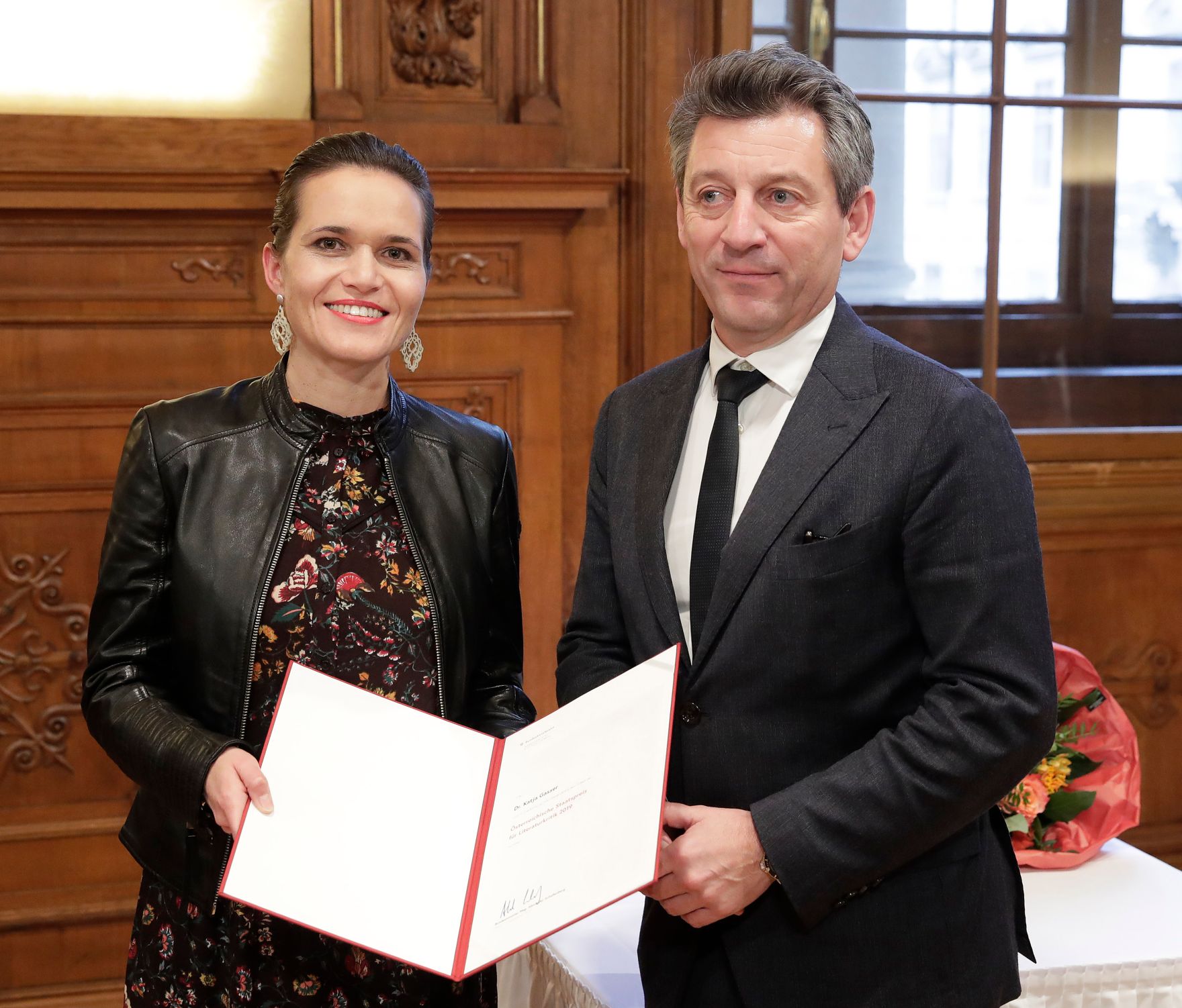 Am 12. November 2019 verlieh Sektionschef J&uuml;rgen Meindl (r.) den &Ouml;sterreichischen Staatspreis f&uuml;r Literaturkritik an Katja Gasser (l.).