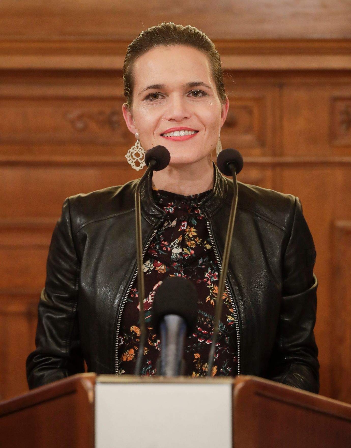 Am 12. November 2019 verlieh Sektionschef J&uuml;rgen Meindl den &Ouml;sterreichischen Staatspreis f&uuml;r Literaturkritik an Katja Gasser (im Bild).