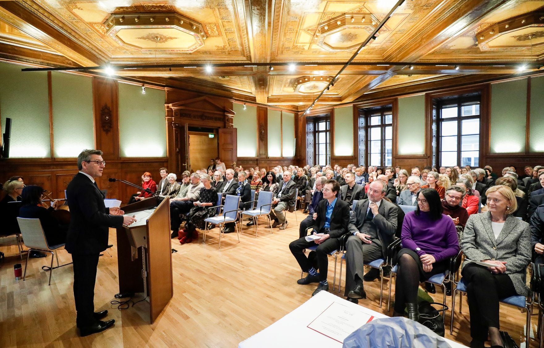 Am 2. Dezember 2019 &uuml;berreichte Sektionschef J&uuml;rgen Meindl die Urkunde &uuml;ber die Verleihung des Berufstitels Professorin an Stella Rollig.