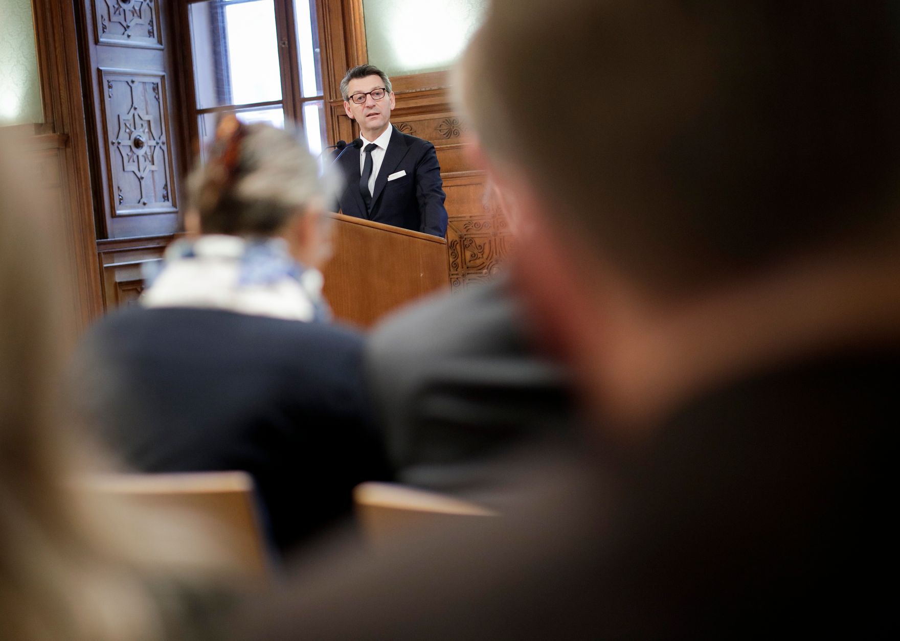 Am 2. Dezember 2019 &uuml;berreichte Sektionschef J&uuml;rgen Meindl (im Bild) die Urkunde &uuml;ber die Verleihung des Berufstitels Professorin an Stella Rollig.