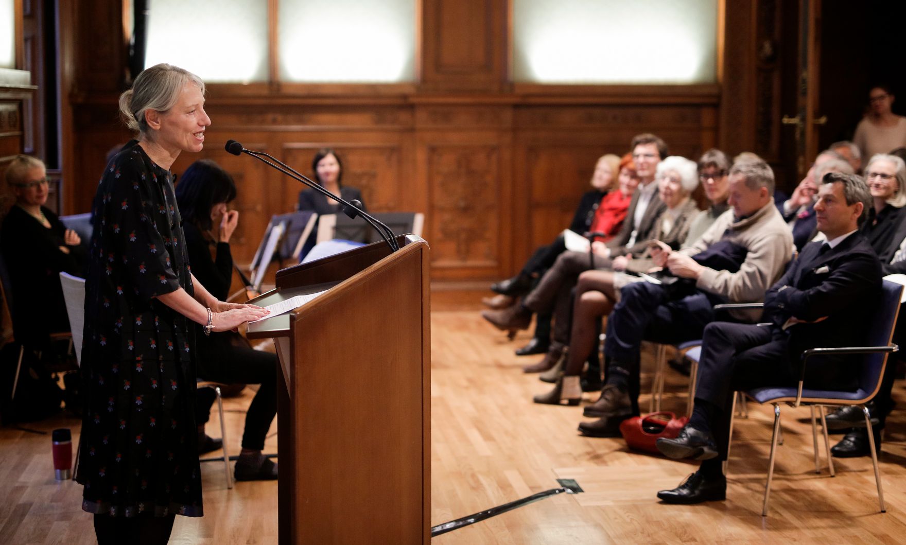 Am 2. Dezember 2019 &uuml;berreichte Sektionschef J&uuml;rgen Meindl die Urkunde &uuml;ber die Verleihung des Berufstitels Professorin an Stella Rollig (l.).