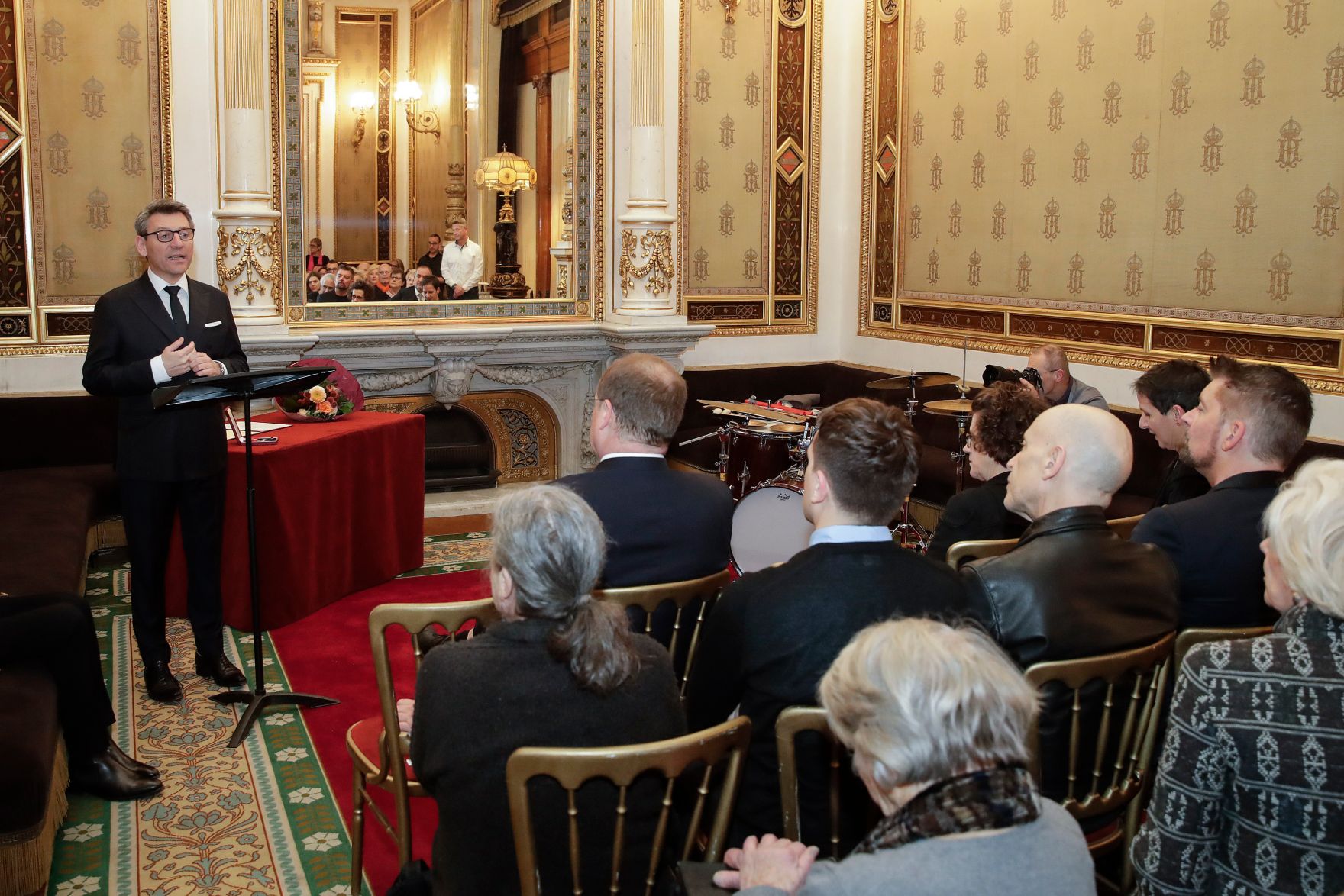 Am 9. Dezember 2019 &uuml;berreichte Sektionschef J&uuml;rgen Meindl (im Bild) das &Ouml;sterreichische Ehrenzeichen f&uuml;r Wissenschaft und Kunst an Komponistin Olga Neuwirth.