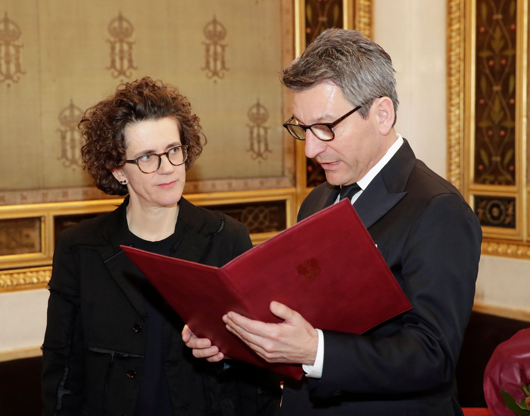 Am 9. Dezember 2019 &uuml;berreichte Sektionschef J&uuml;rgen Meindl (r.) das &Ouml;sterreichische Ehrenzeichen f&uuml;r Wissenschaft und Kunst an Komponistin Olga Neuwirth (l.).