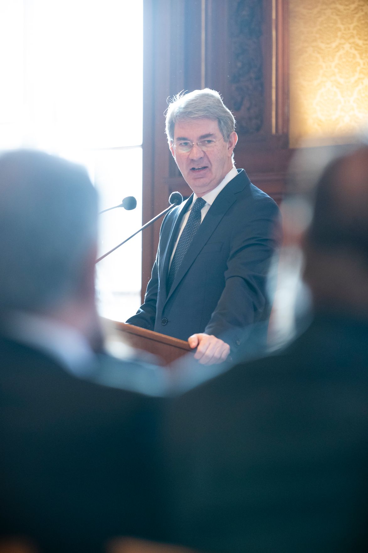 Am 11. Dezember 2019 &uuml;berreichte Reinhold Hohengartner die Urkunde &uuml;ber die Verleihung des Berufstitels Professor an Peter Schuhmayer (im Bild).