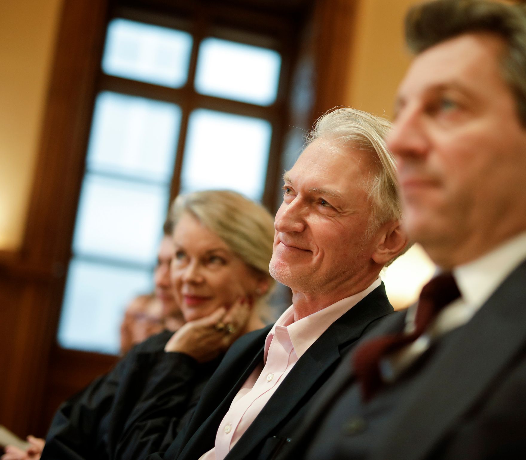 Am 16. Dezember 2019 &uuml;berreichte Sektionschef J&uuml;rgen Meindl (r.) die Urkunde &uuml;ber die Verleihung des Berufstitels Professor an Christian Ankowitsch (m.).