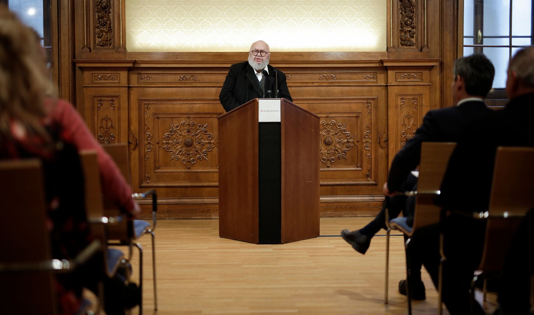 Am 16. Dezember 2019 &uuml;berreichte Sektionschef J&uuml;rgen Meindl die Urkunde &uuml;ber die Verleihung des Berufstitels Professor an Christian Ankowitsch. Im Bild der Laudator Franz Schuh.